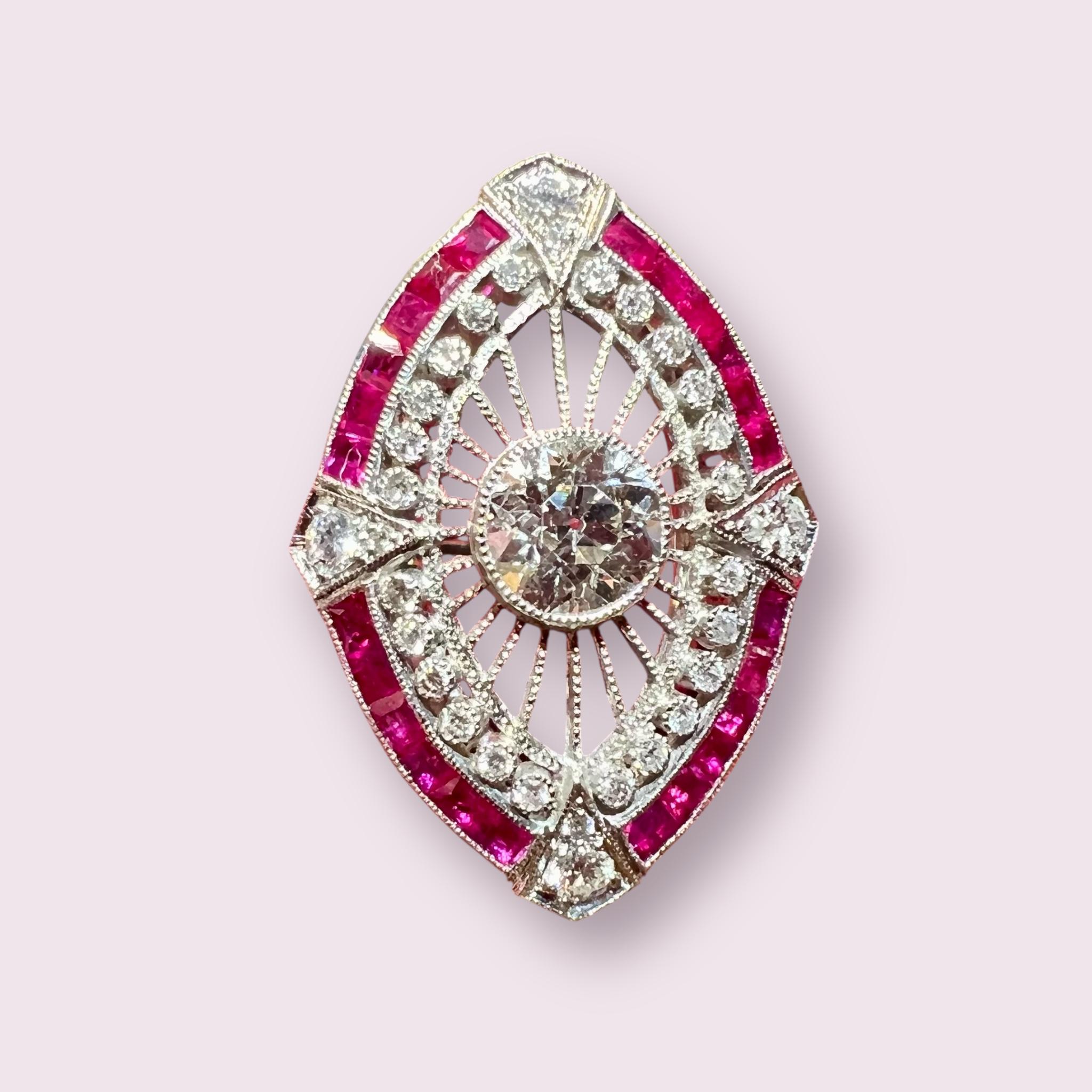 Anello Art Deco in platino con diamanti e rubini calibrati, circa 1940 in vendita 5