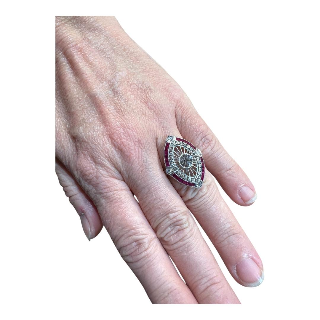 Magnifico anello in platino Art Deco degli anni '40, che mostra l'eleganza geometrica tipica del periodo.
Al centro si trova un diamante di taglio antico di circa 0,90 ct, circondato da un pavé di diamanti per un totale di circa 0,30 ct e da un