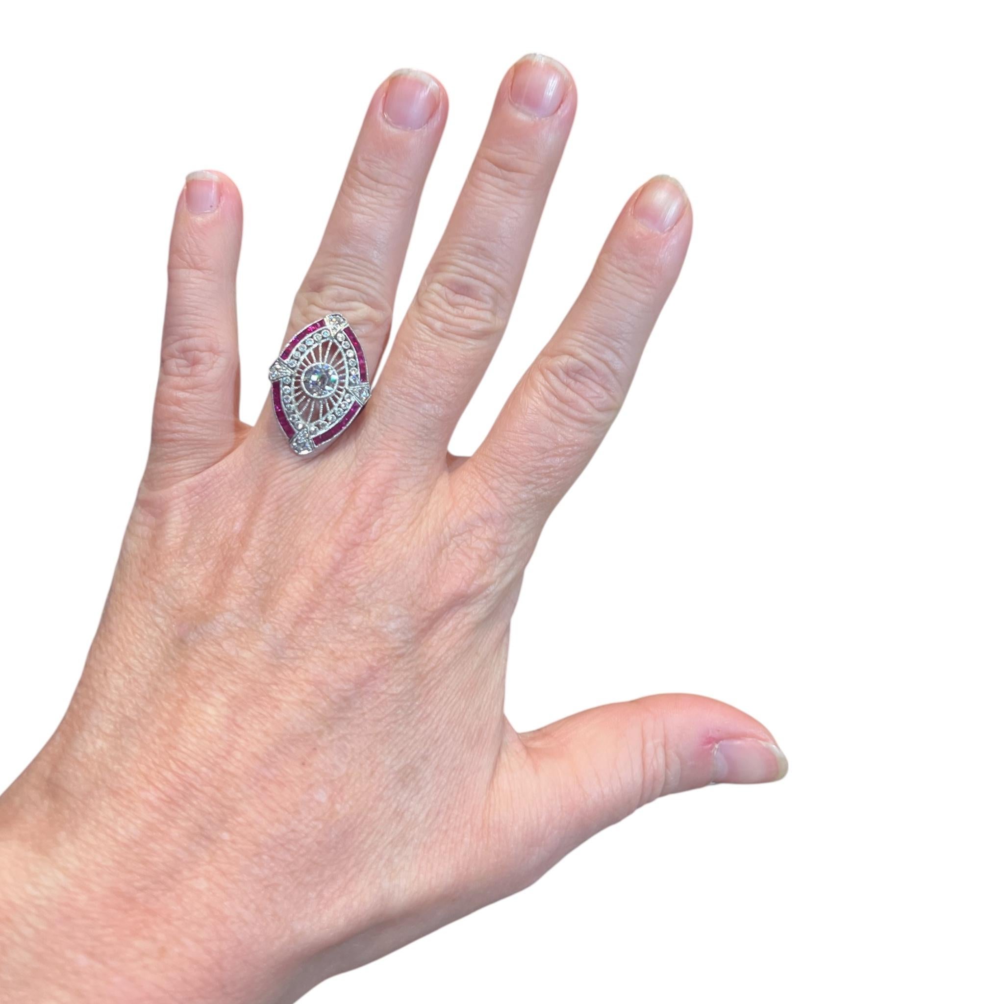 Art Déco Anello Art Deco in platino con diamanti e rubini calibrati, circa 1940 in vendita