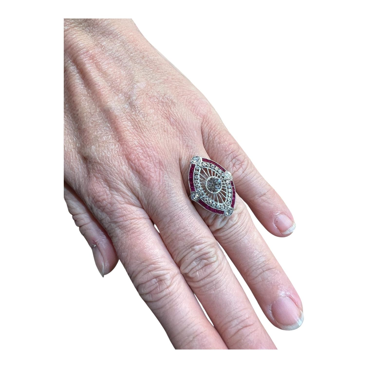 Taglio antico europeo Anello Art Deco in platino con diamanti e rubini calibrati, circa 1940 in vendita