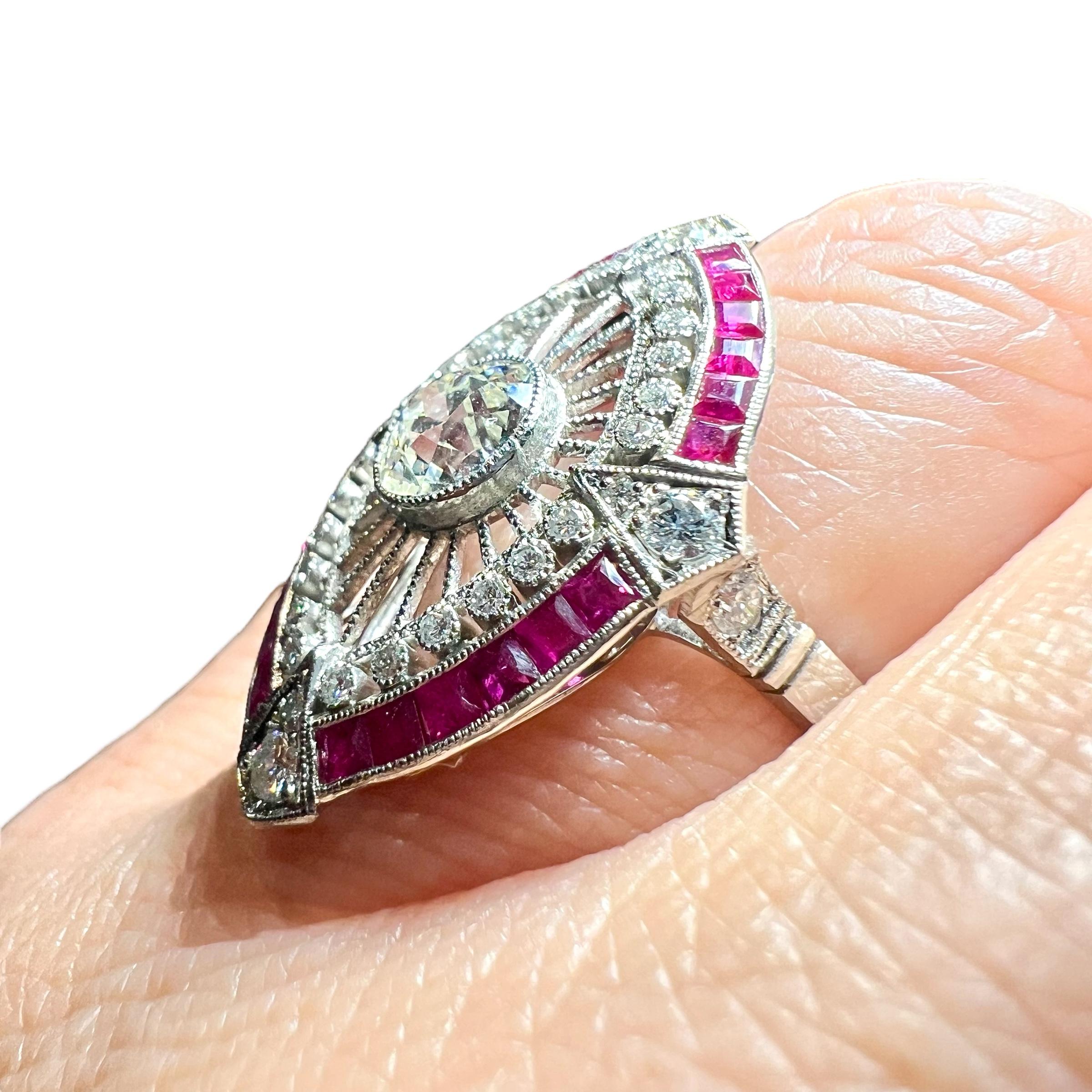 Donna Anello Art Deco in platino con diamanti e rubini calibrati, circa 1940 in vendita