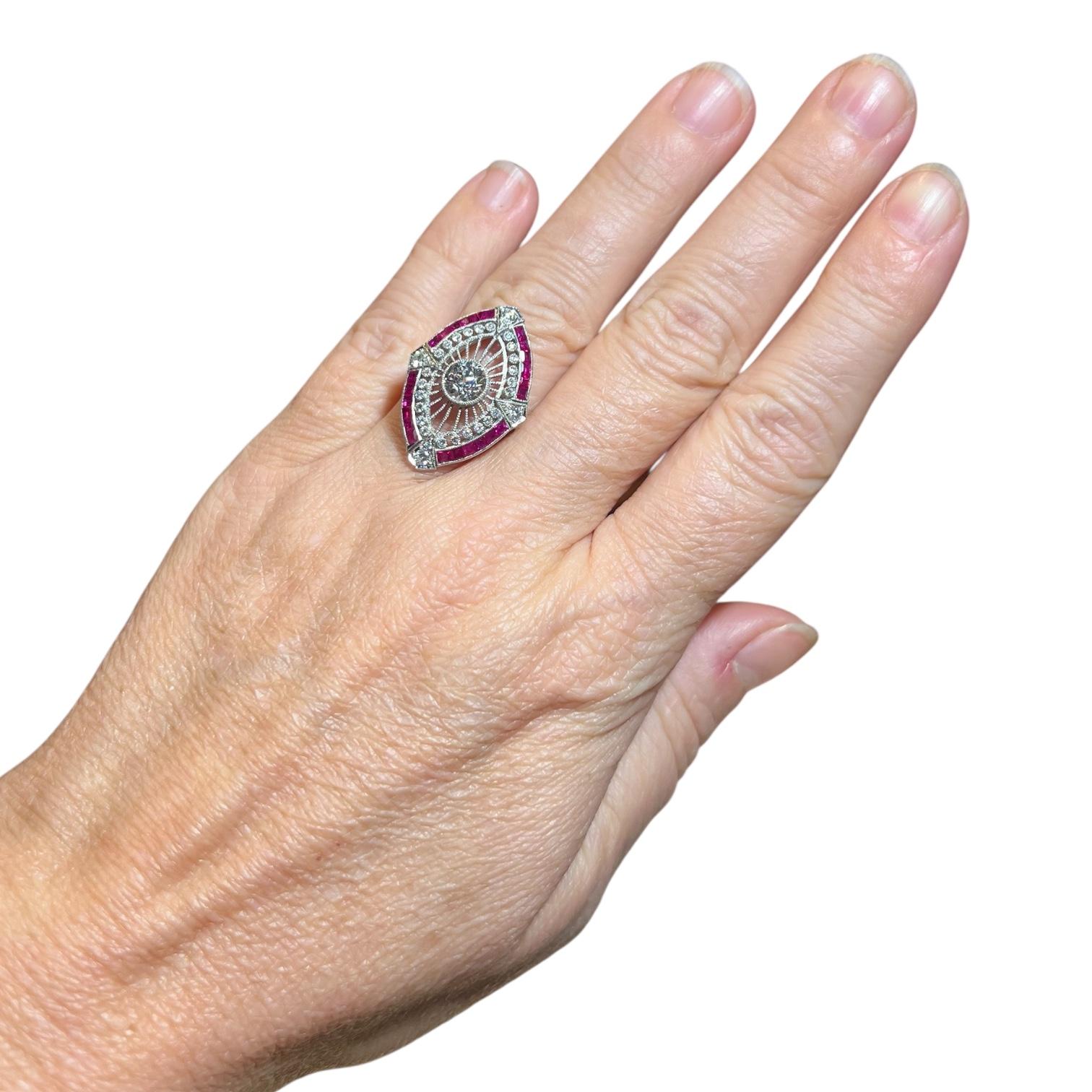 Anello Art Deco in platino con diamanti e rubini calibrati, circa 1940 in vendita 1