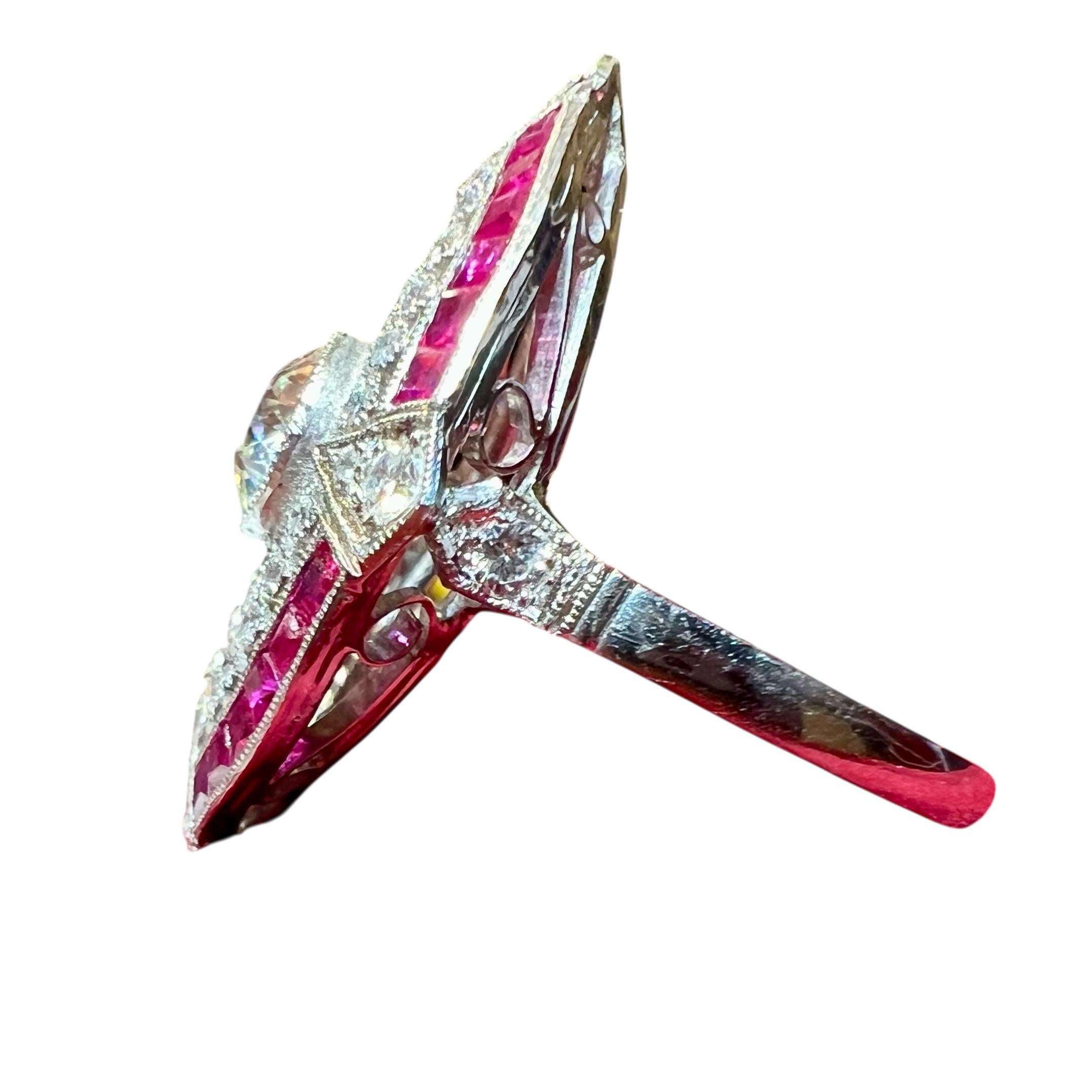 Anello Art Deco in platino con diamanti e rubini calibrati, circa 1940 in vendita 2