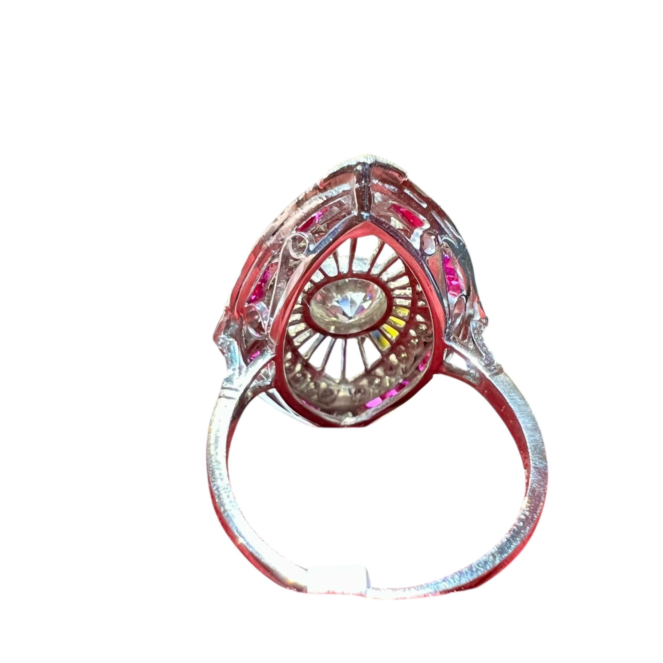 Anello Art Deco in platino con diamanti e rubini calibrati, circa 1940 in vendita 3