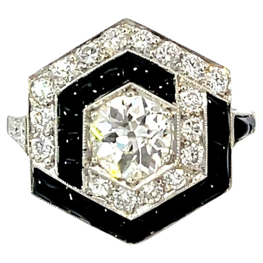 Bague Art Déco en platine avec 0,91ct de diamant, onyx et 0,64ct de diamant en accents en vente