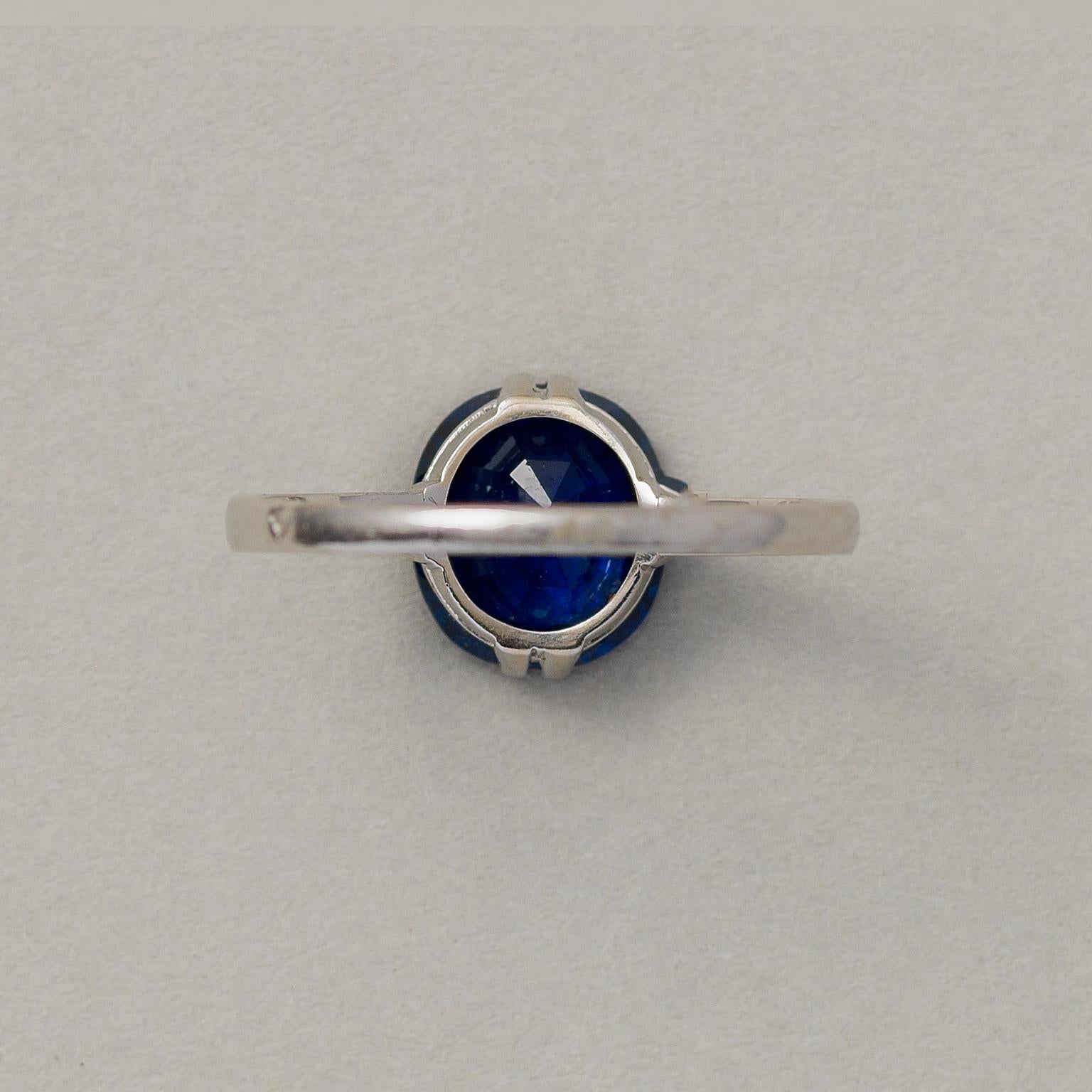 Platinum Art Deco Ring with Burma Sapphire In Good Condition For Sale In Amsterdam, NL