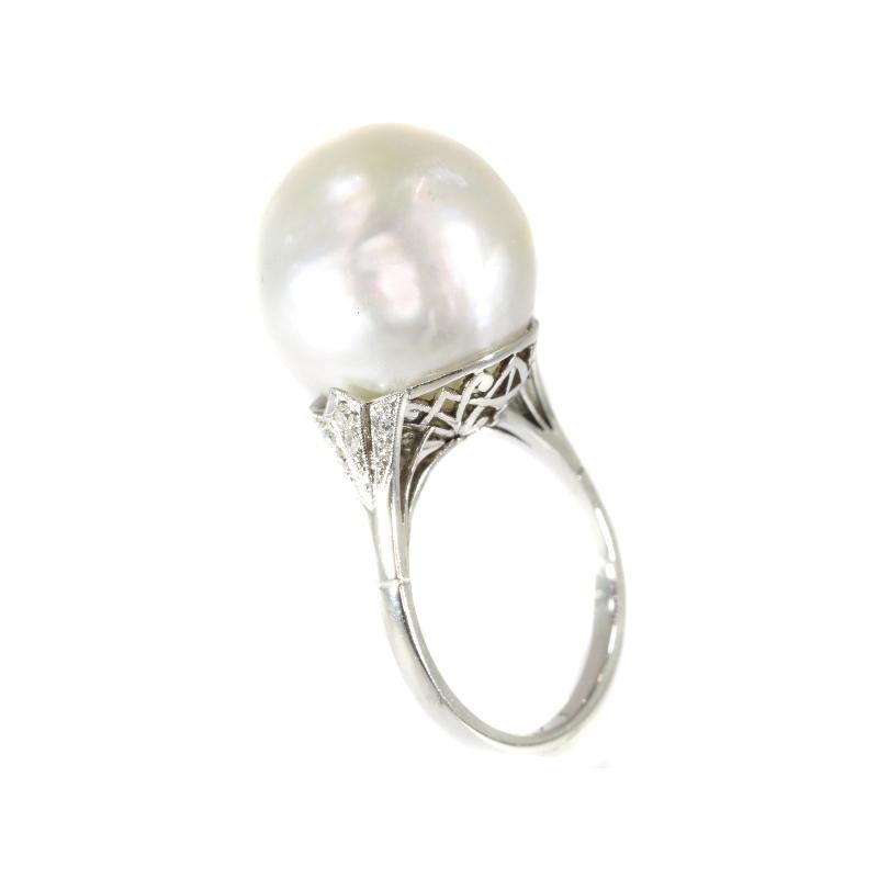 Platinum Art Deco Ring with Certified Pearl and Diamonds, circa 1920 In Excellent Condition For Sale In Antwerp, BE