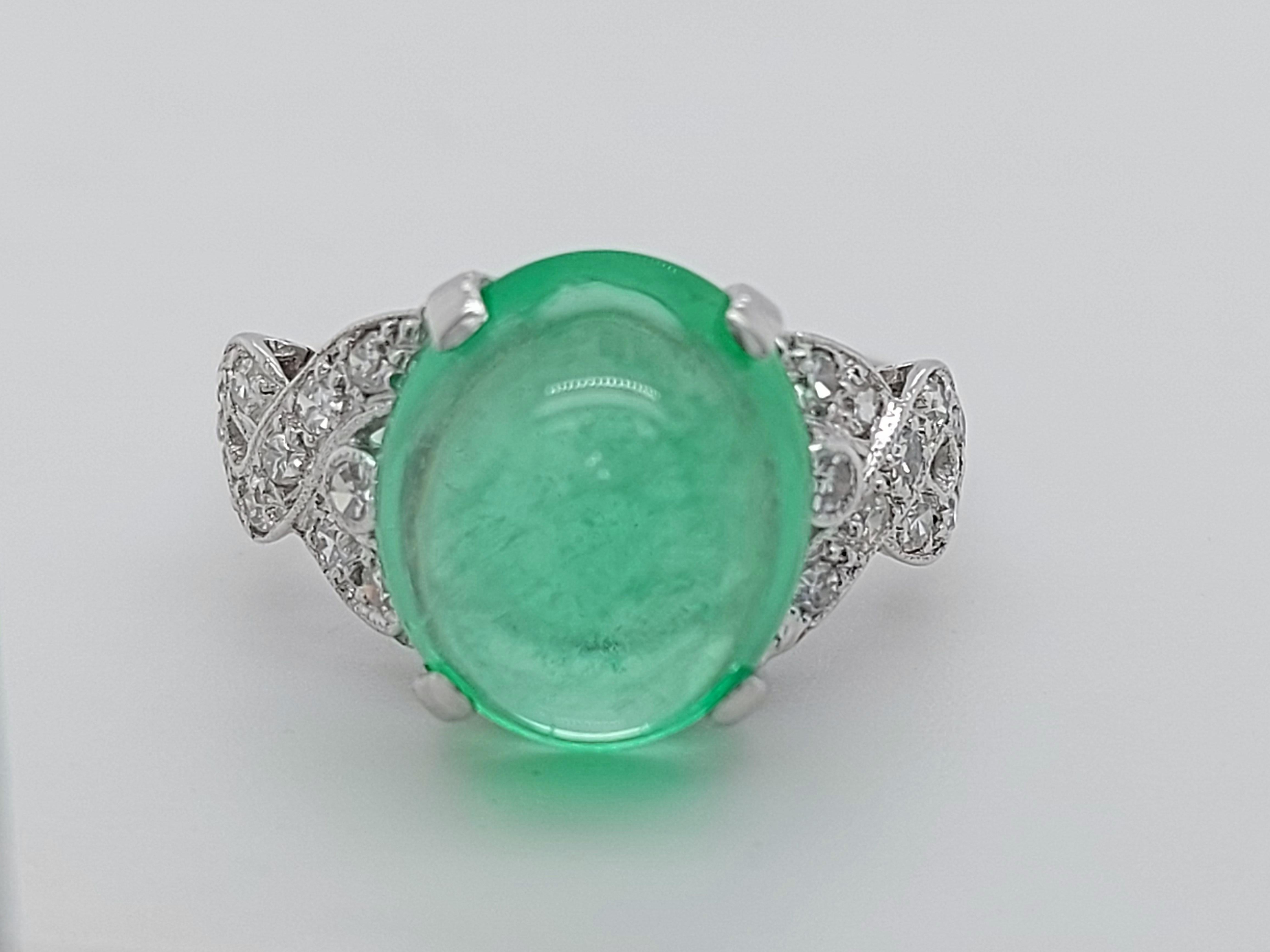 Platinum Art Deco Ring with Colombian Cabochon Emerald and Diamonds For Sale 3