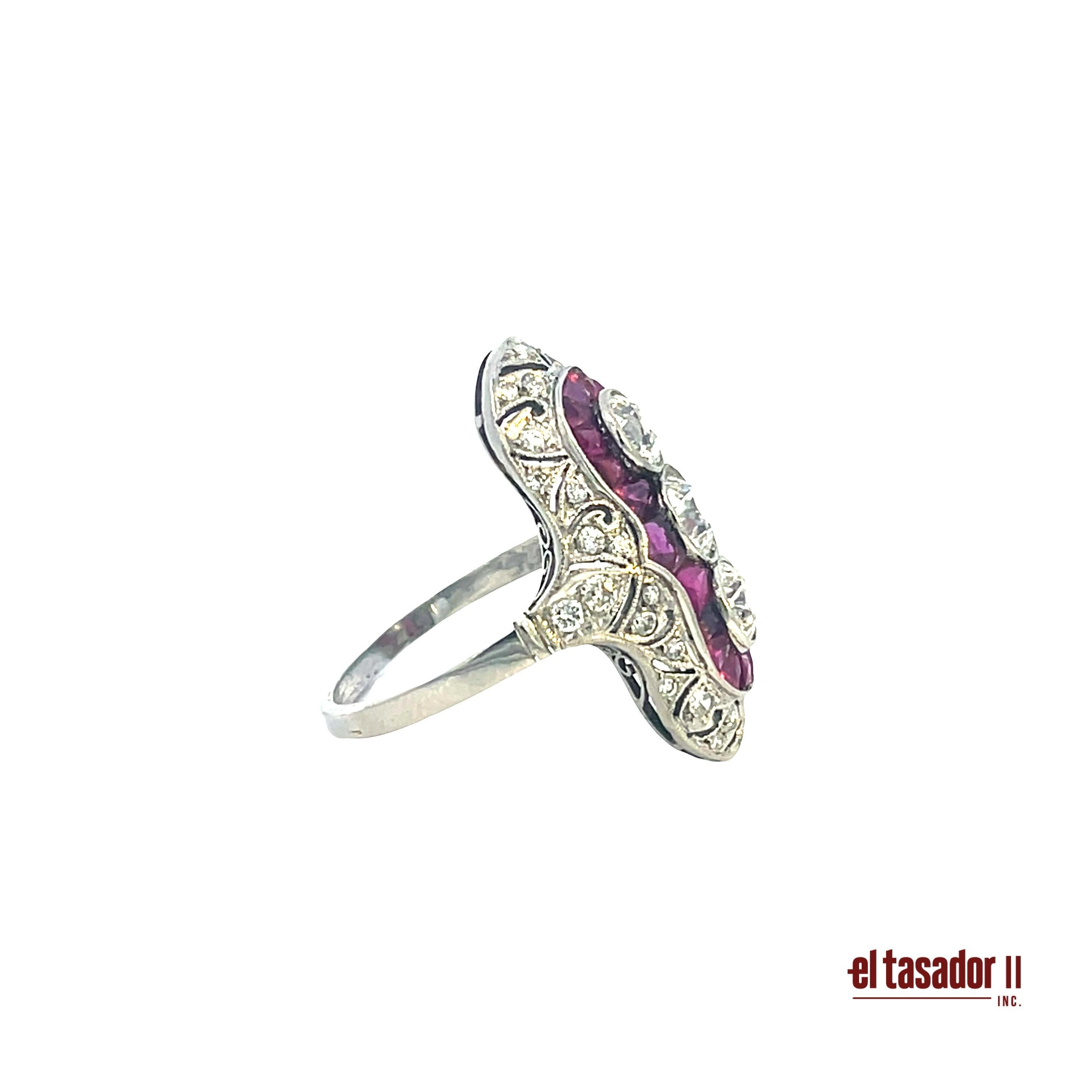 Taille brillant Bague Art Déco en platine avec diamants et rubis, 6.2g en vente