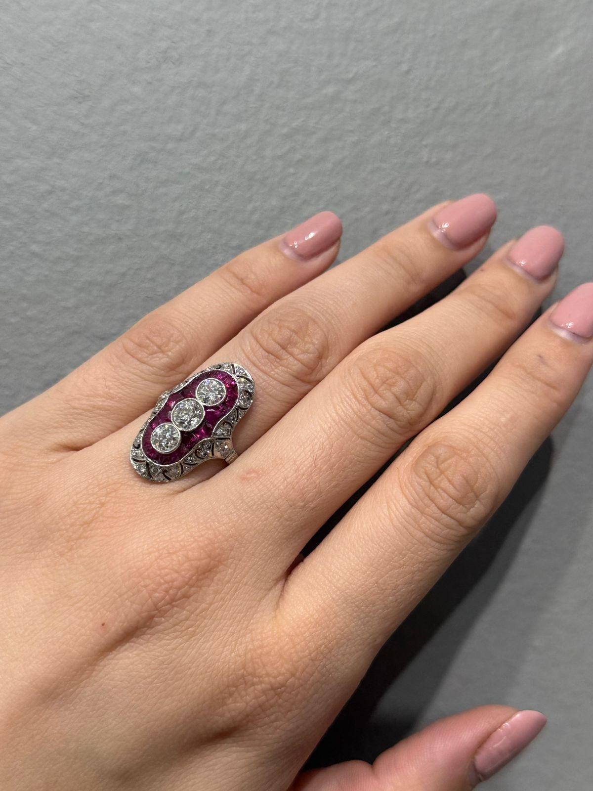 Bague Art Déco en platine avec diamants et rubis, 6.2g Pour femmes en vente