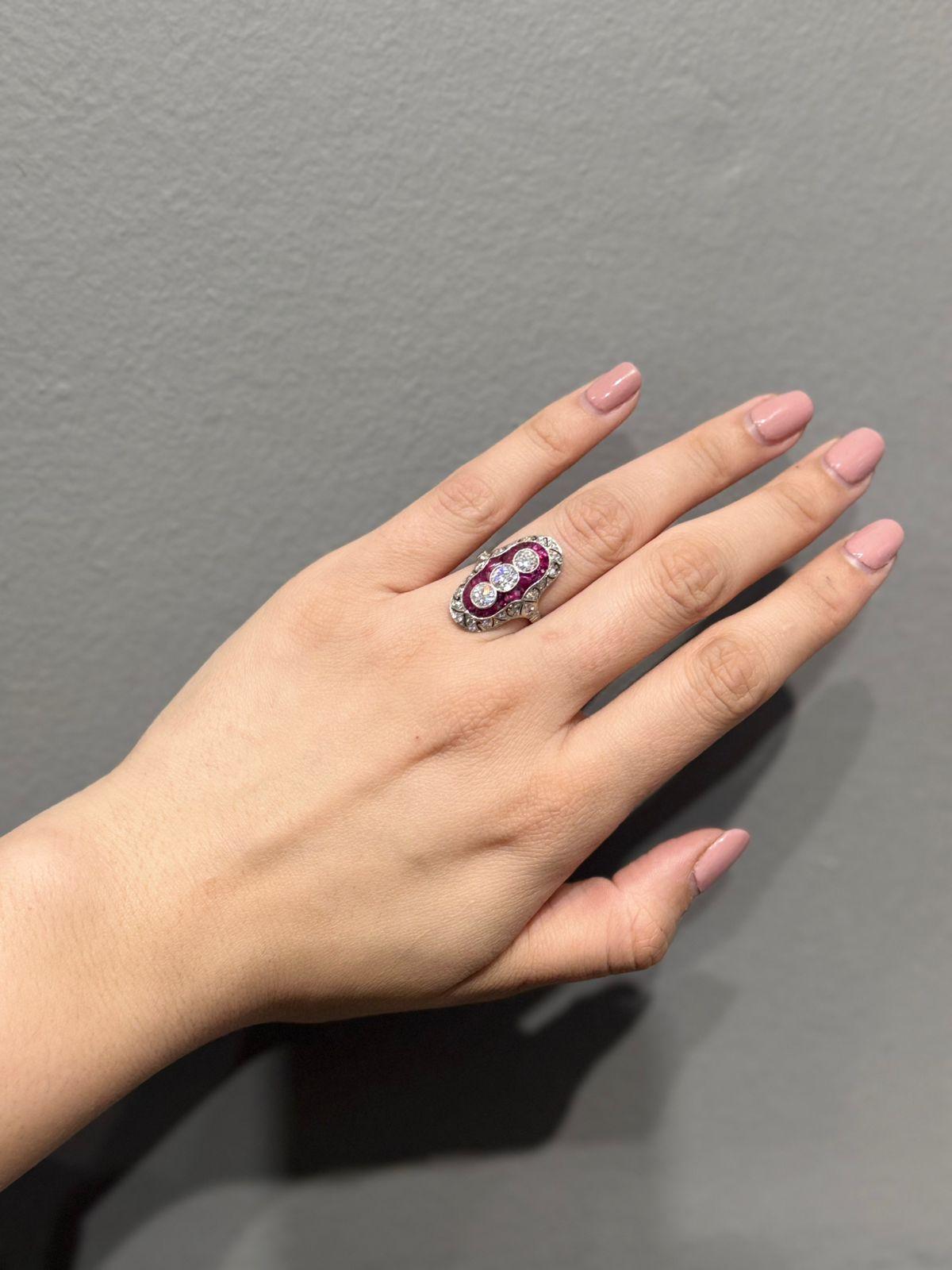 Bague Art Déco en platine avec diamants et rubis, 6.2g en vente 1