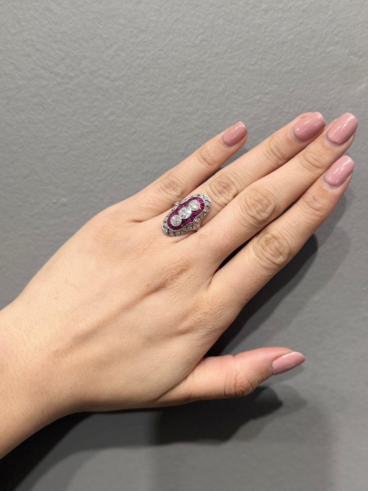 Bague Art Déco en platine avec diamants et rubis, 6.2g en vente 2