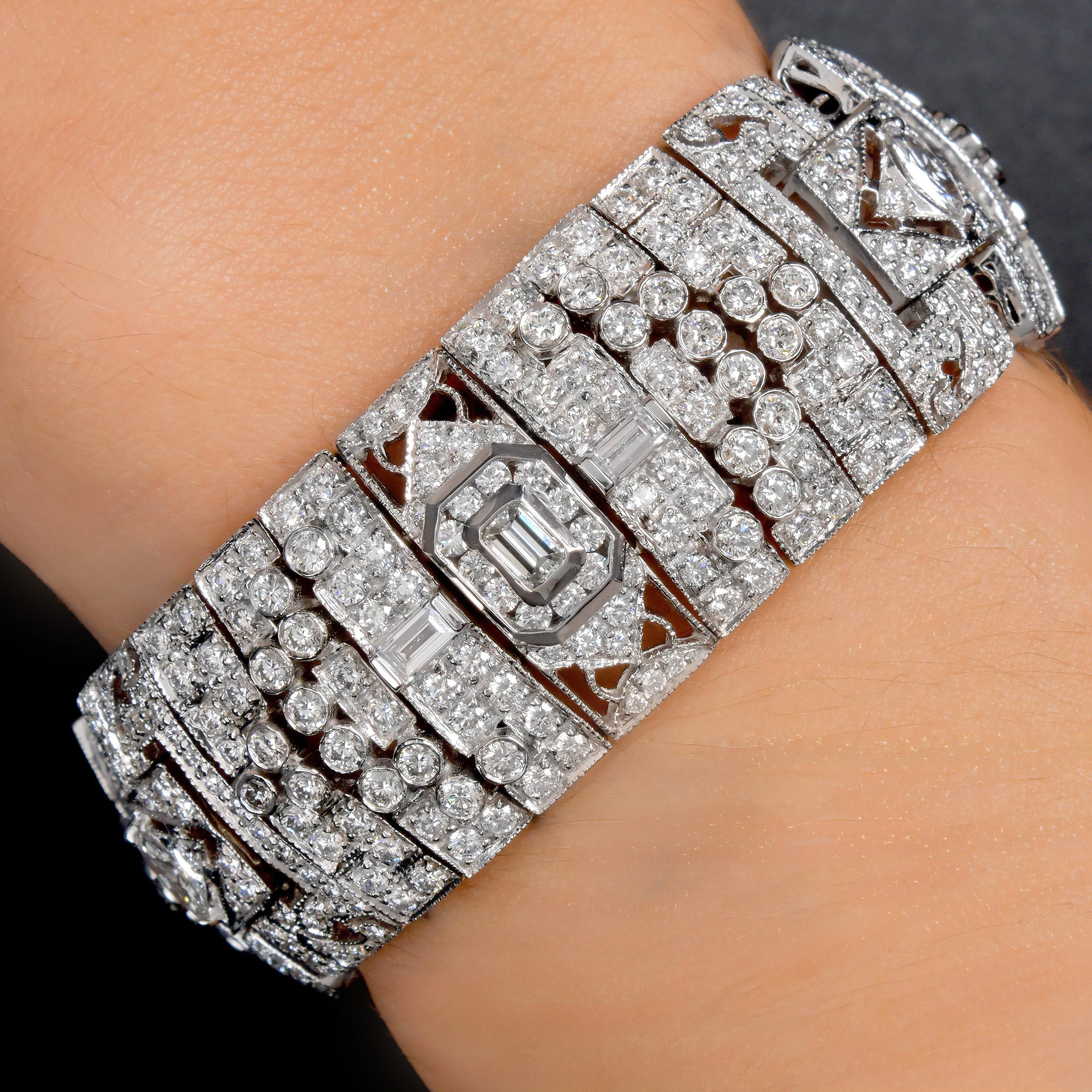 Uno spettacolare bracciale di diamanti in platino di ispirazione Art Déco, realizzato con una precisione eccezionale e un glamour inconfondibile da tappeto rosso. Questo lussuoso bracciale largo presenta tre grandi pannelli di diamanti, ognuno dei