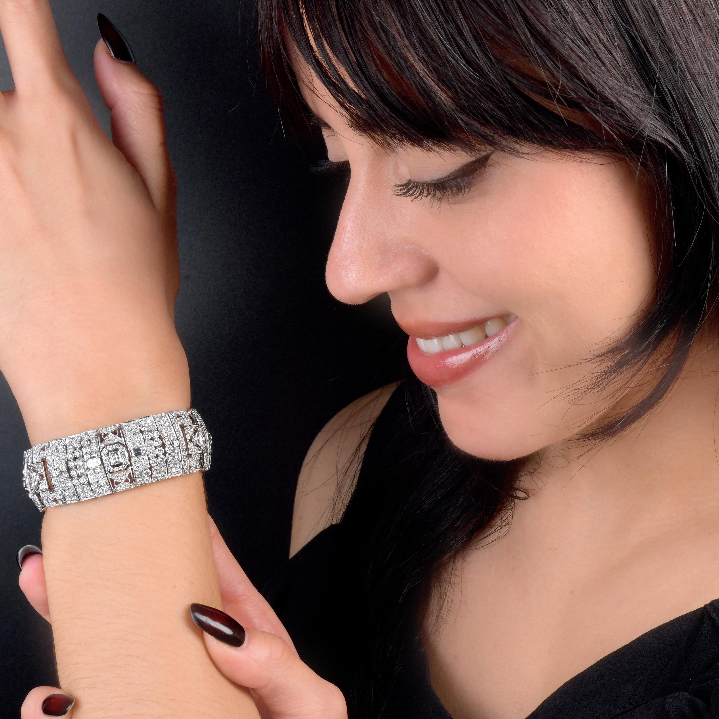 Bracciale largo in platino stile Art Deco con diamanti da 23,00 carati in vendita 3