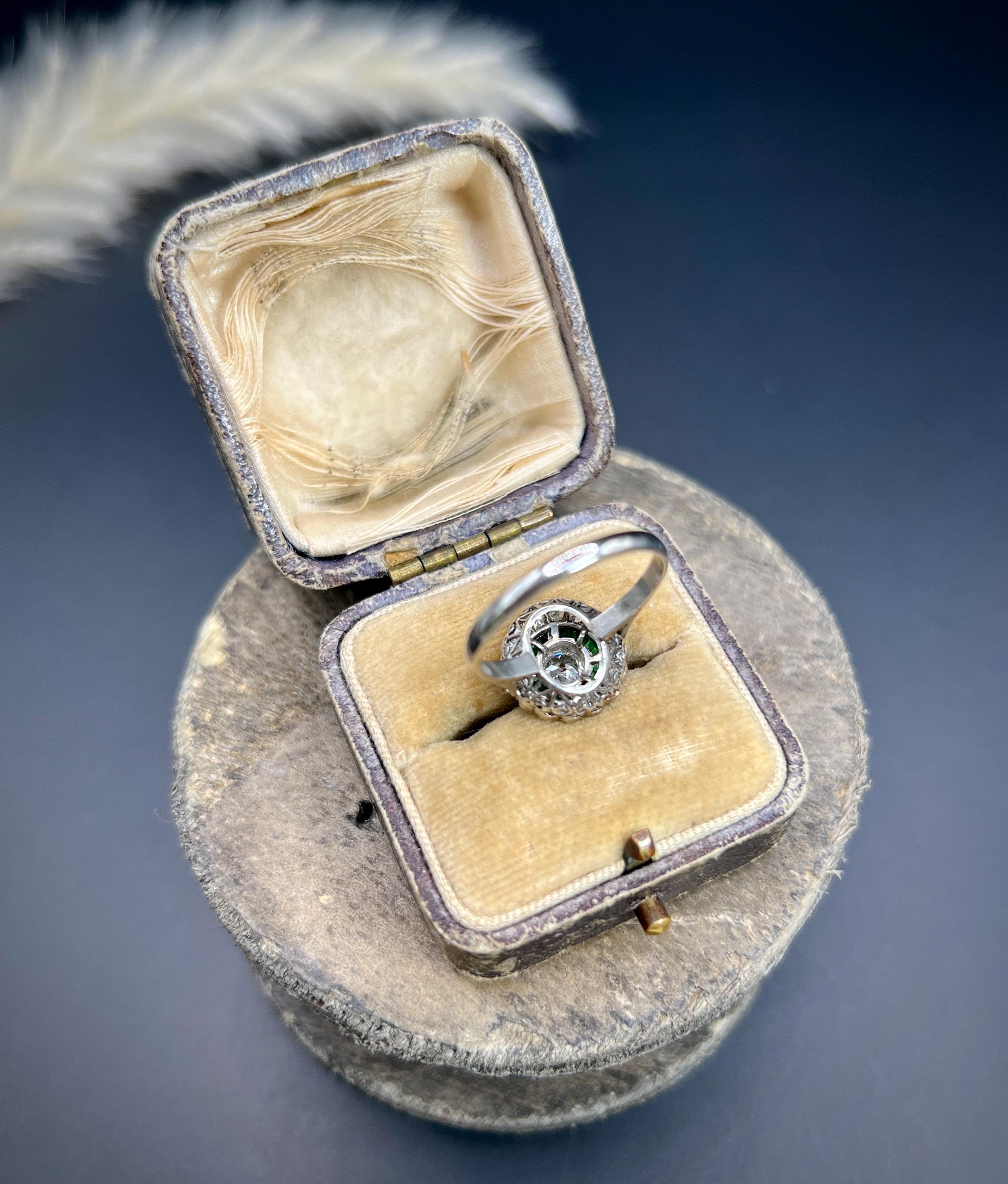 Anello in platino, stile Art Deco, con smeraldo calibrato e diamante target in vendita 4