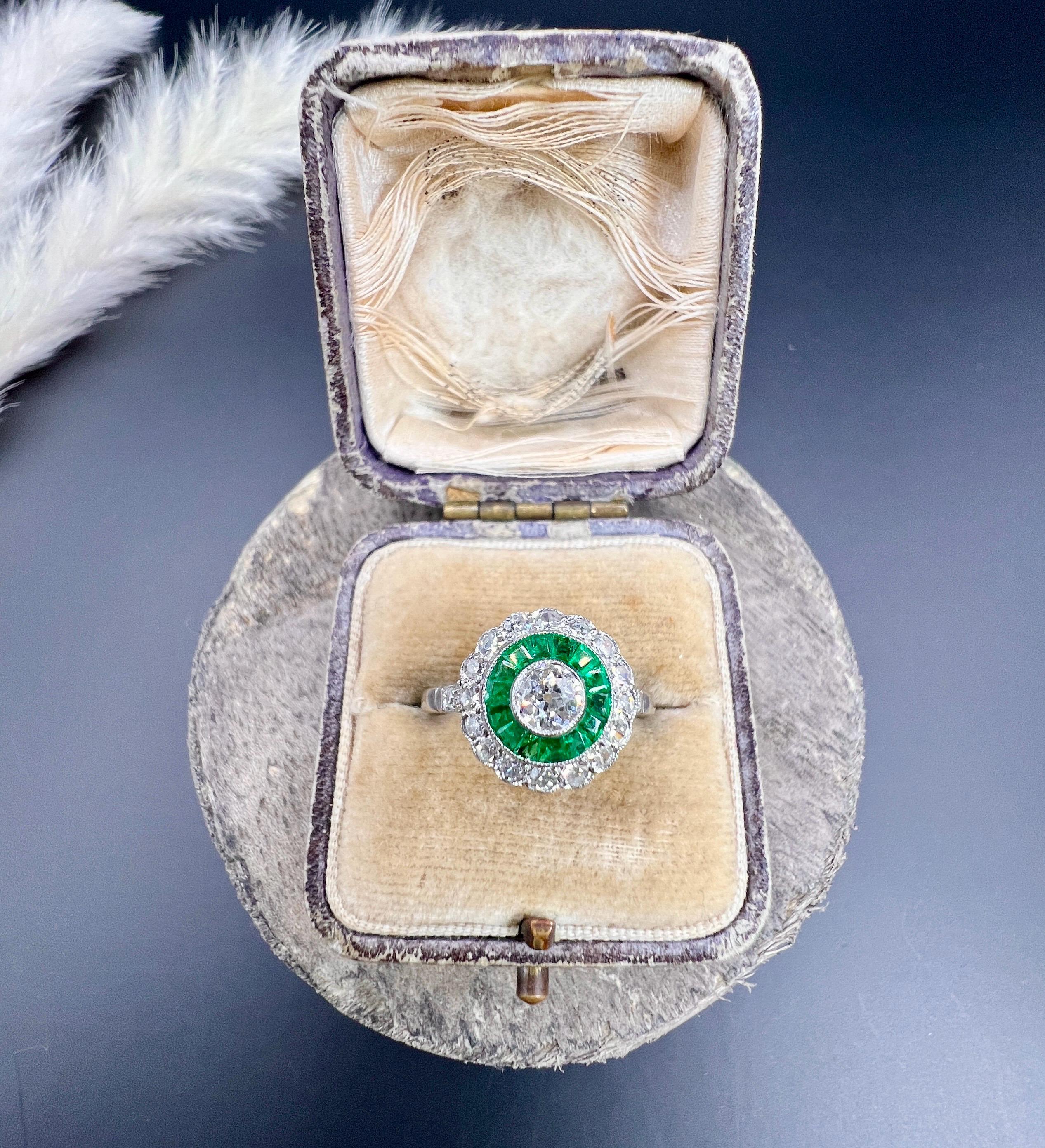 Anello in platino, stile Art Deco, con smeraldo calibrato e diamante target in vendita 5