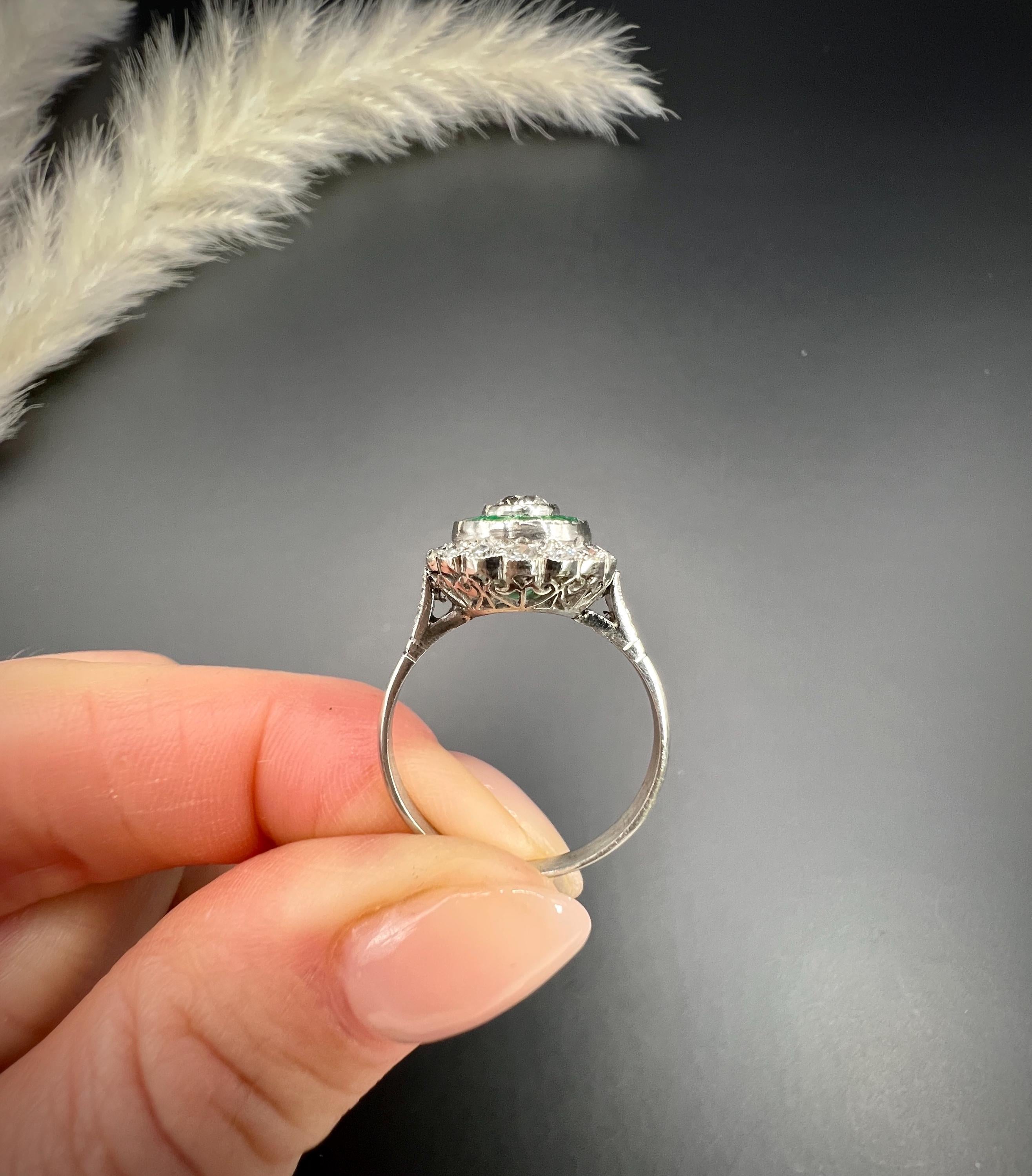 Art Déco Anello in platino, stile Art Deco, con smeraldo calibrato e diamante target in vendita