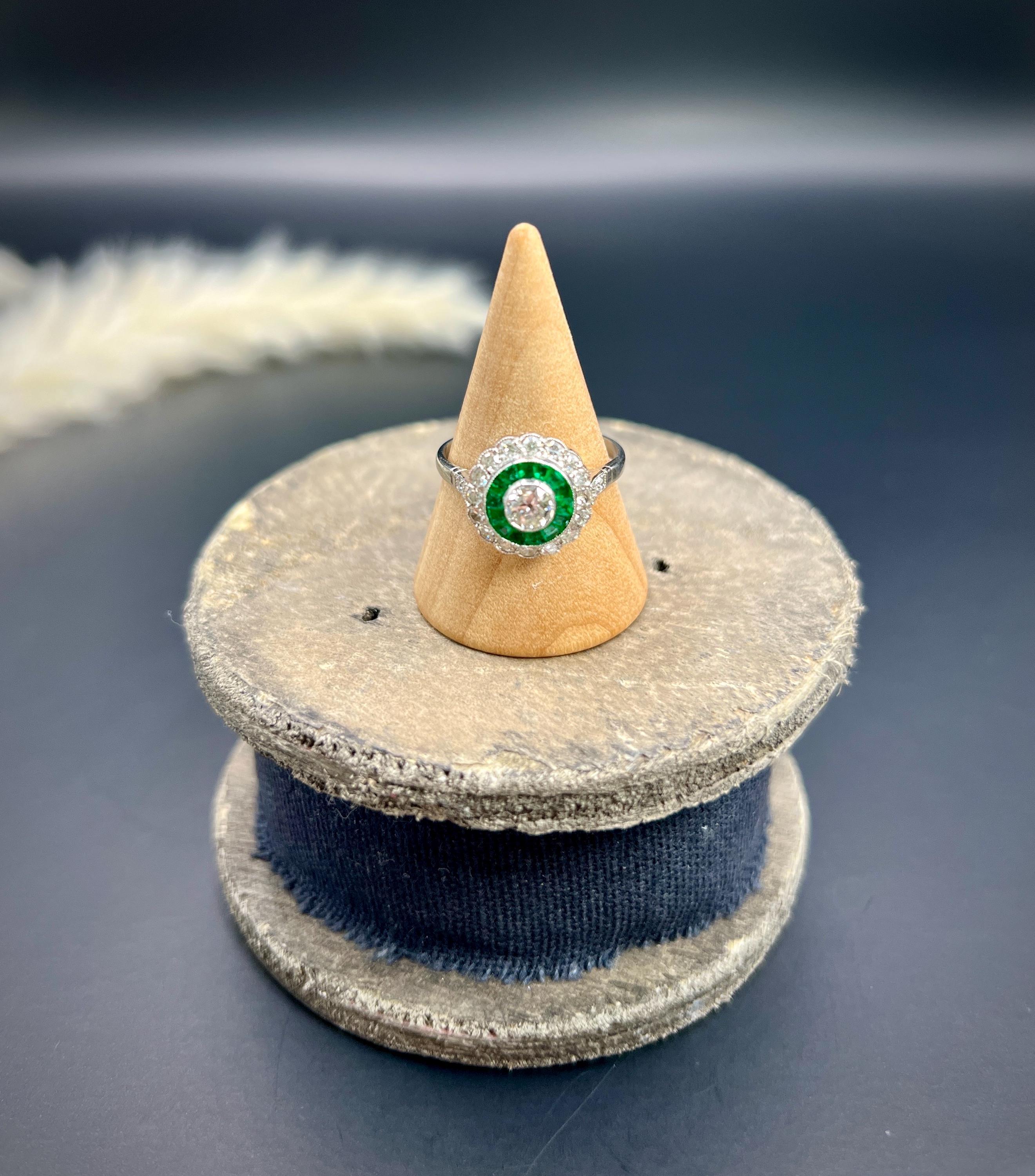 Taglio brillante Anello in platino, stile Art Deco, con smeraldo calibrato e diamante target in vendita