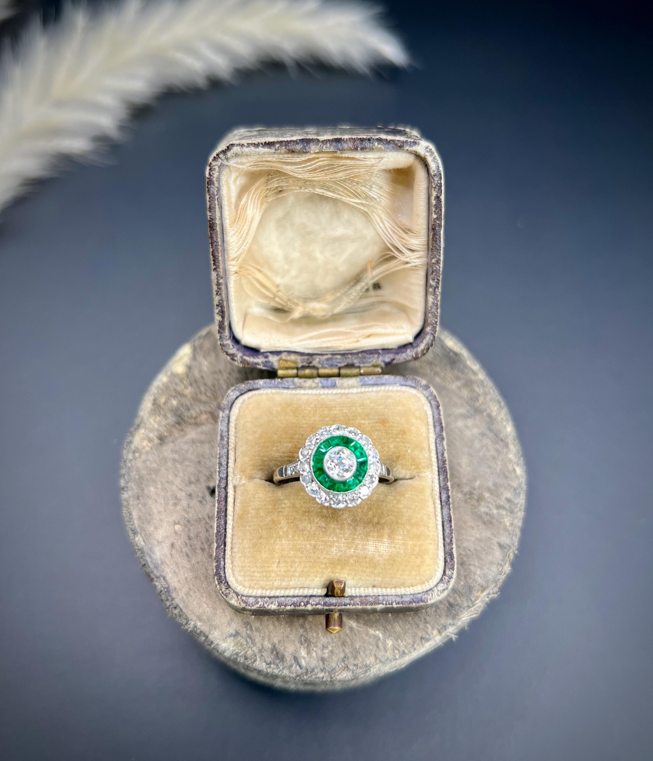 Anello in platino, stile Art Deco, con smeraldo calibrato e diamante target In condizioni buone in vendita a Brighton, GB