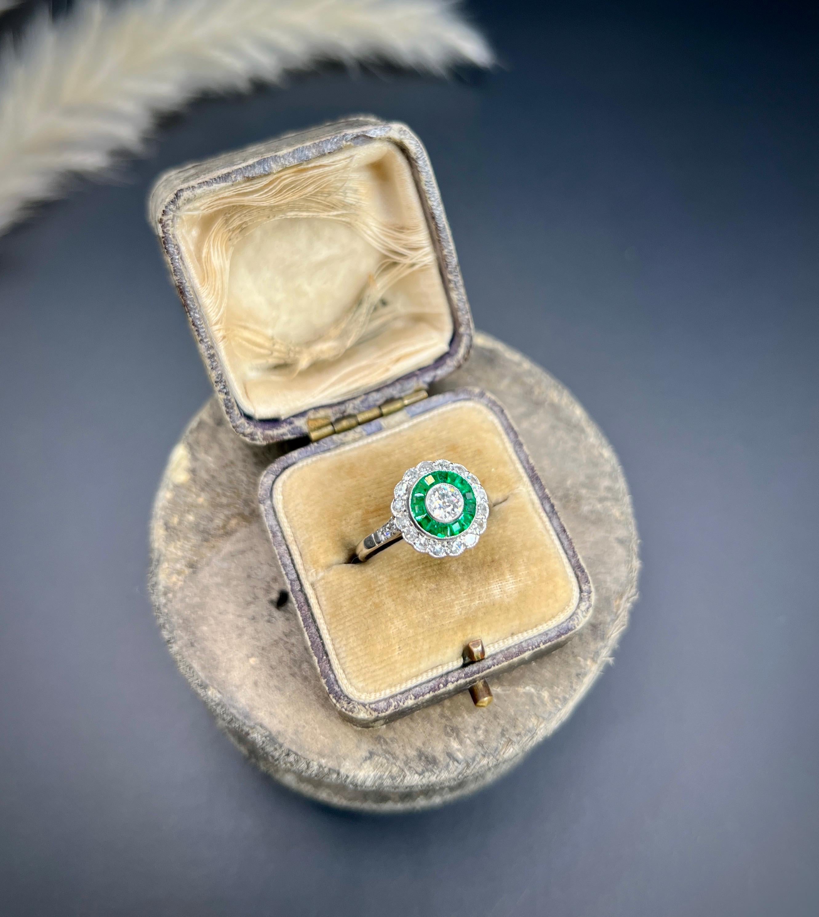 da uomo o donna Anello in platino, stile Art Deco, con smeraldo calibrato e diamante target in vendita