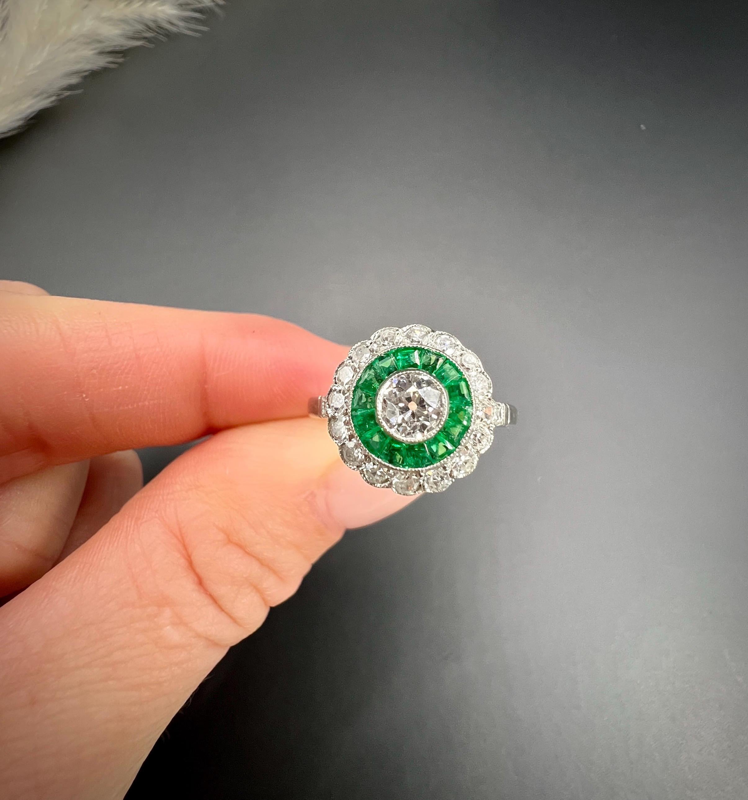 Anello in platino, stile Art Deco, con smeraldo calibrato e diamante target in vendita 1