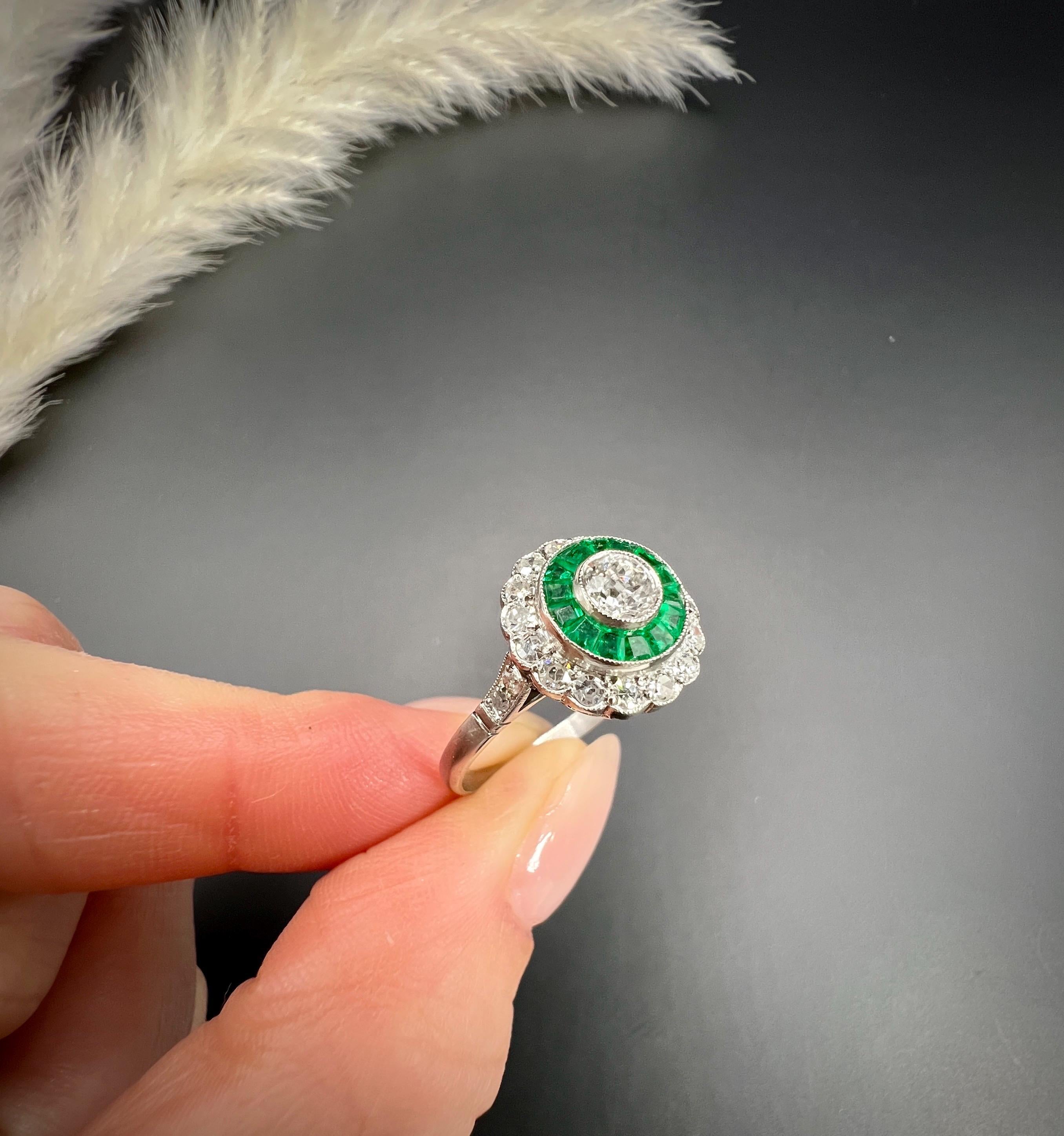 Anello in platino, stile Art Deco, con smeraldo calibrato e diamante target in vendita 2