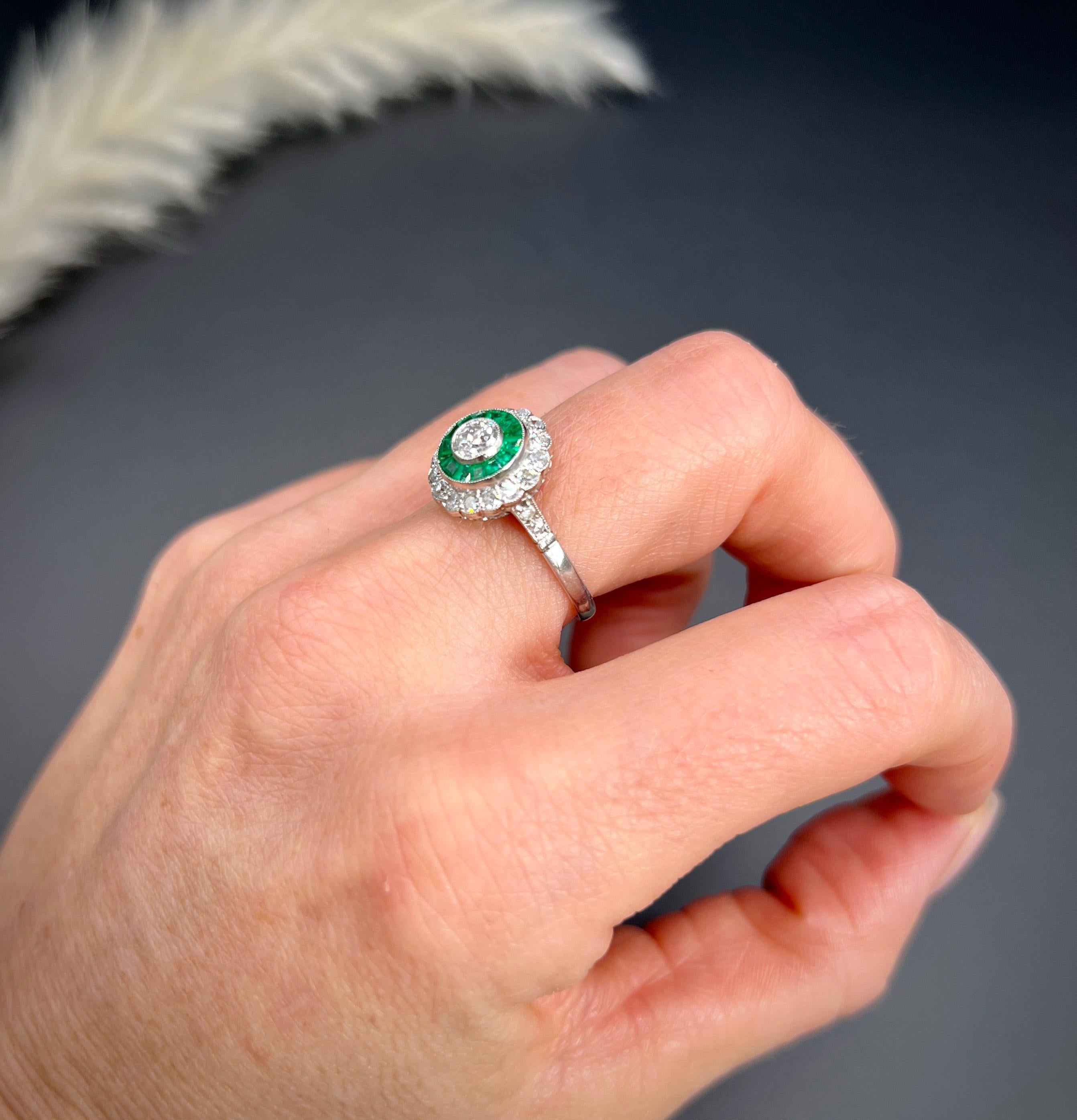 Anello in platino, stile Art Deco, con smeraldo calibrato e diamante target in vendita 3
