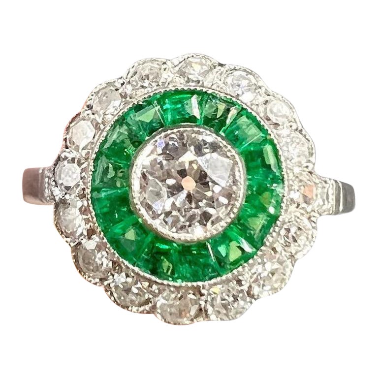 Platin, Art Deco Stil Kaliberter Smaragd & Diamant Target Ring
