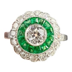 Platin, Art Deco Stil Kaliberter Smaragd & Diamant Target Ring
