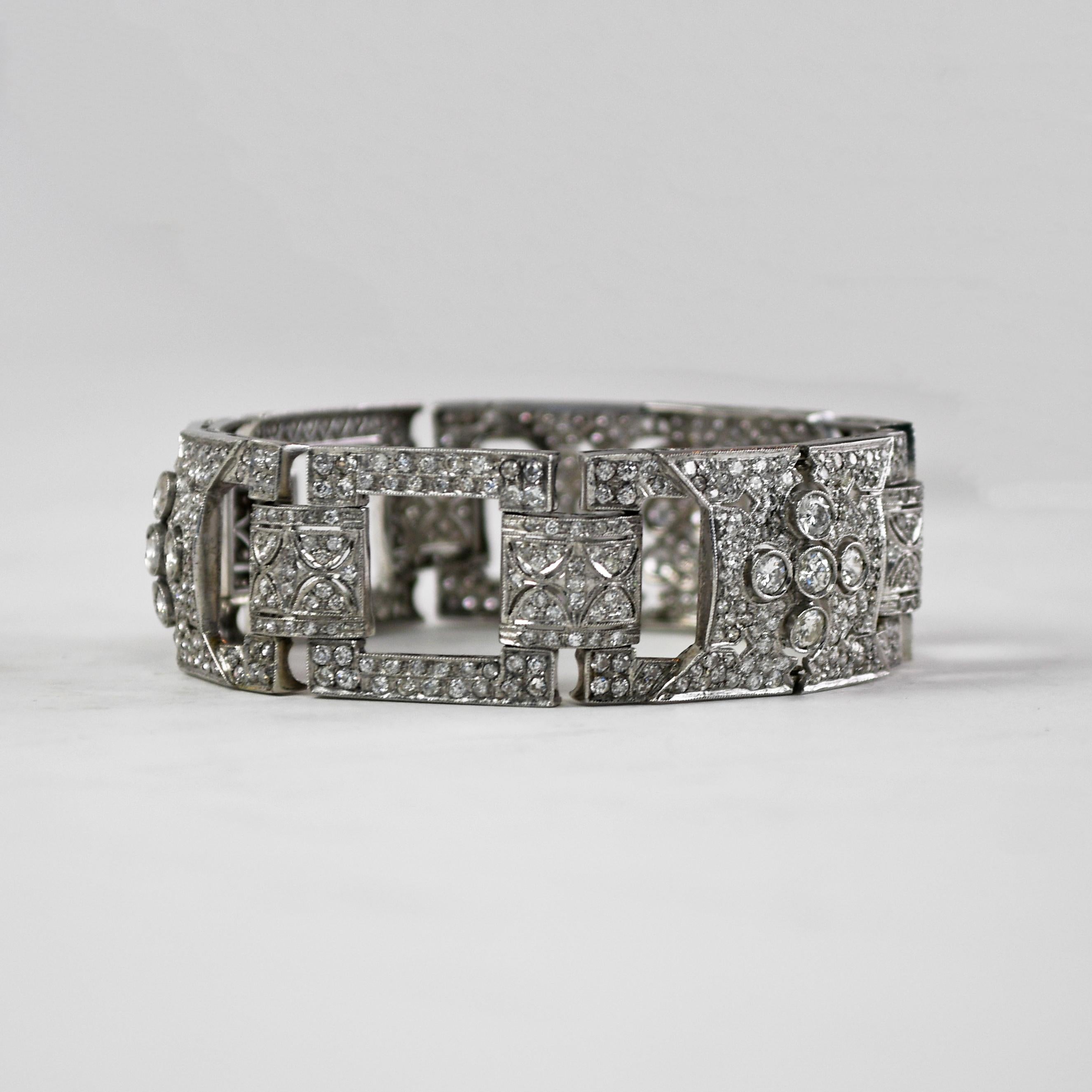 Platino  y diamante Pulsera, estilo Art Déco
La pulsera lleva diamantes redondos de talla de transición y pequeños diamantes de talla europea antigua, con un peso total de 8,30 quilates, engastados en platino. Peso bruto 51.00 gramos.
Dimensiones: