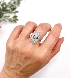 Anillo de Platino, Estilo Art Decó, Diamante y Rubí en Forma de Marquesa / Navette