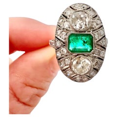 Anillo de Platino, Estilo Art Decó, Esmeralda y Diamante Oval en Forma de Escudo