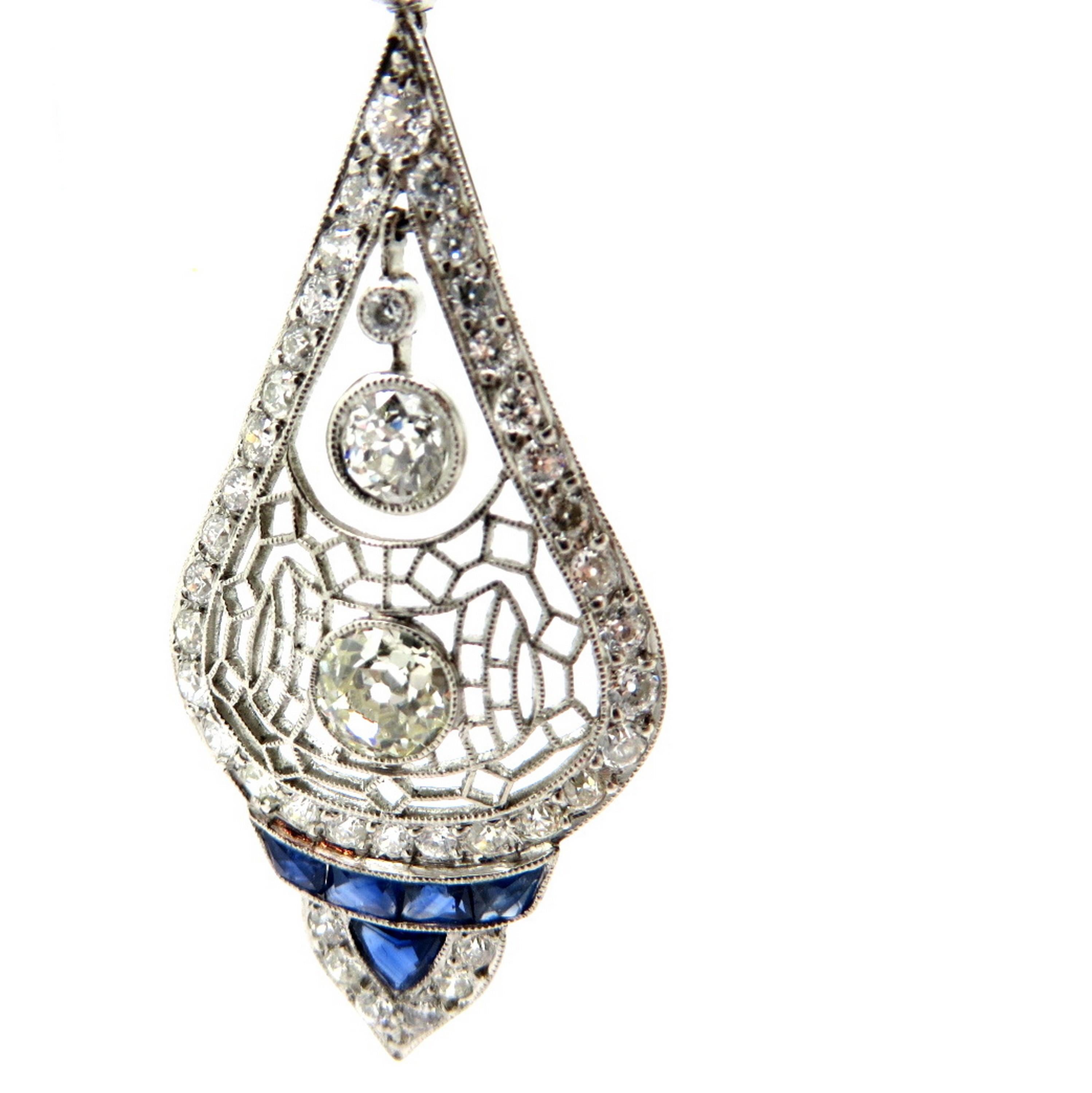 Pendants d'oreilles de style Art déco en platine avec diamants et saphirs de taille européenne ancienne Excellent état - En vente à Scottsdale, AZ