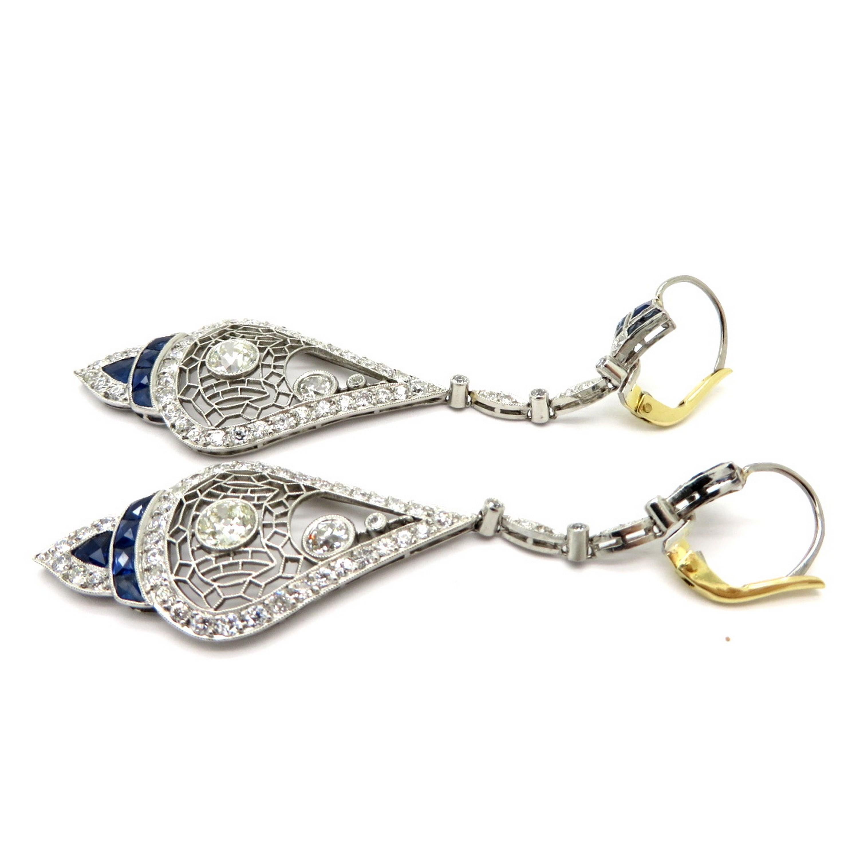 Pendants d'oreilles de style Art déco en platine avec diamants et saphirs de taille européenne ancienne Pour femmes en vente