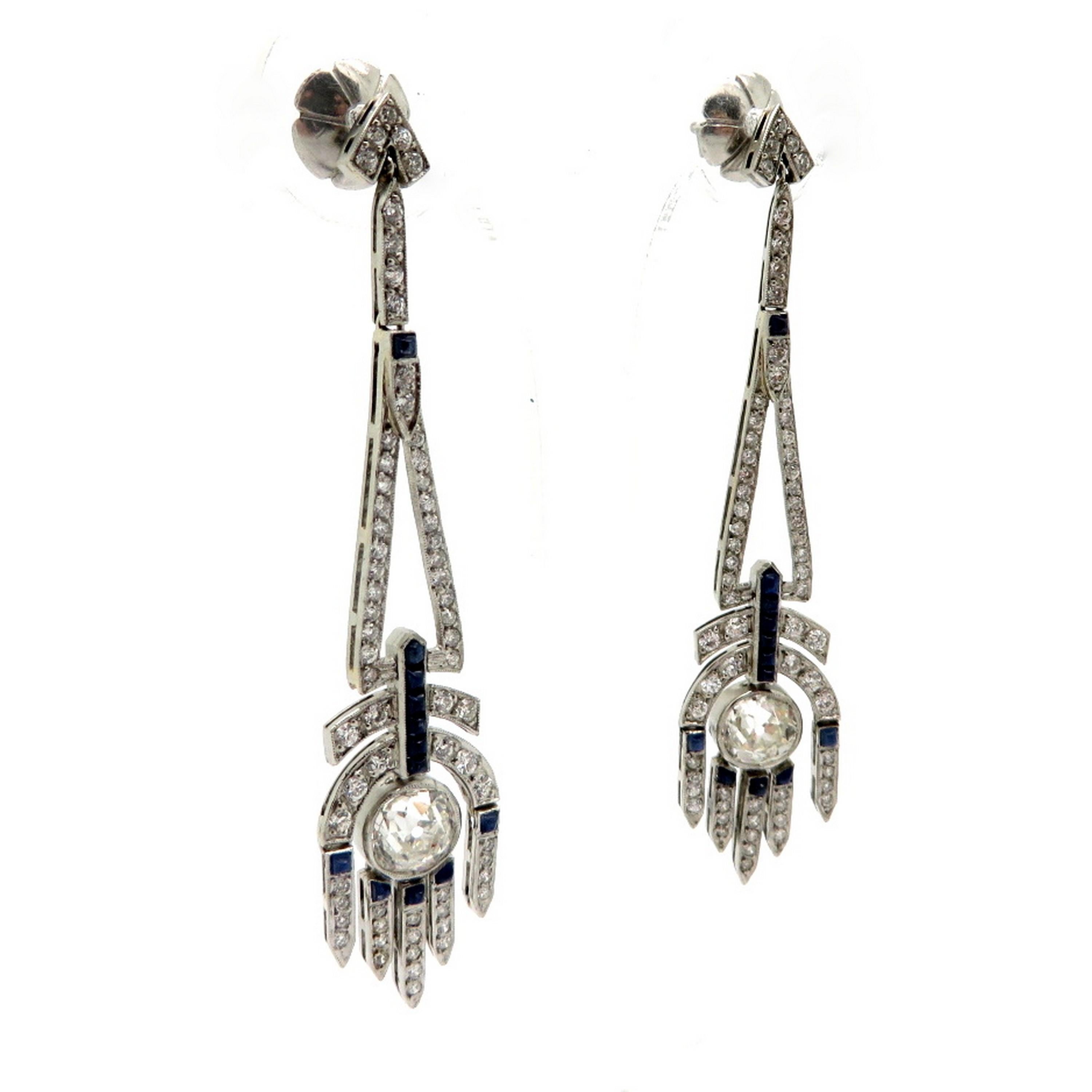 Boucles d'oreilles pendantes en platine de style Art déco, composées de diamants et de saphirs taillés à l'ancienne. Il met en valeur deux diamants taillés dans une ancienne mine, pesant au total 2,20 carats. Classification des diamants : couleur :