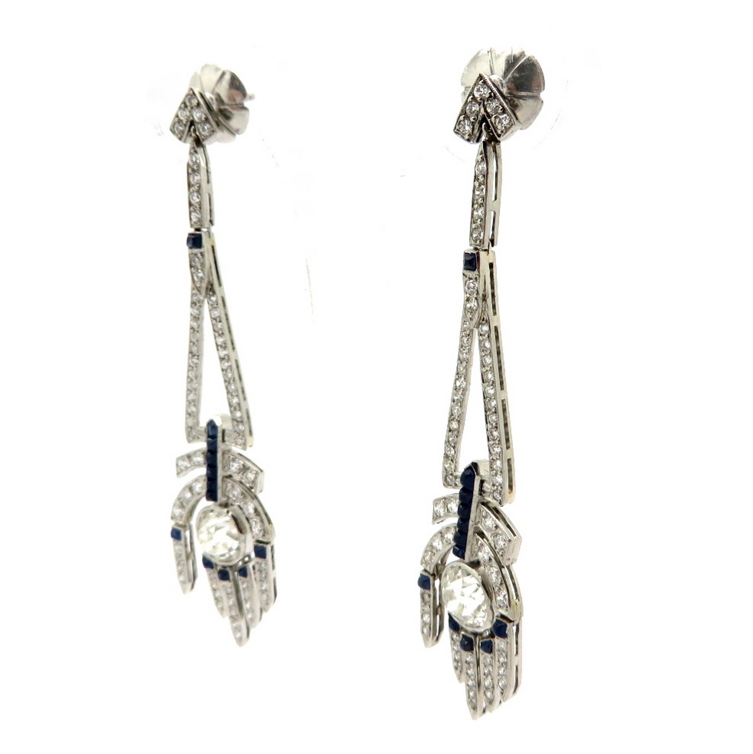 Taille vieille mine Pendants d'oreilles de style Art déco en platine avec diamants et saphirs taille vieille mine en vente