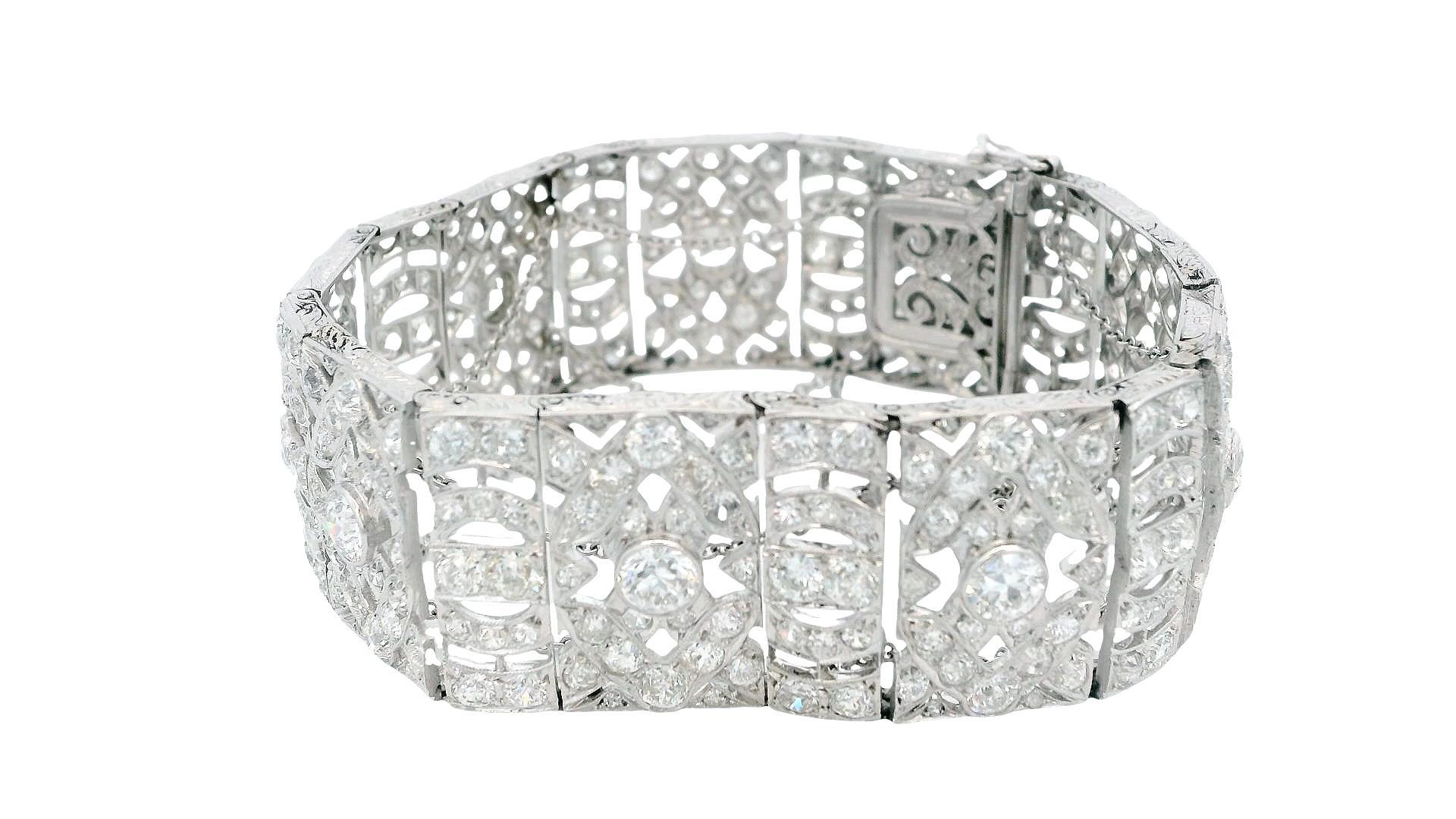 Ce bracelet exquis est un superbe exemple de joaillerie fine, caractérisé par son design ajouré complexe qui met magnifiquement en valeur les diamants ronds. Les diamants présentés dans cette pièce sont d'une qualité remarquable, avec un degré de