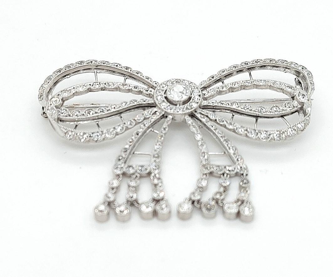 Platinum Artdeco Bowknot Diamond Brooch with Dangling Diamonds In Excellent Condition For Sale In Antwerp, BE