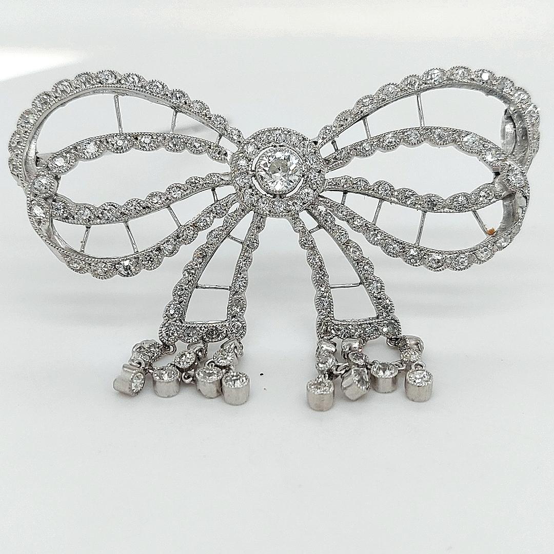 Platinum Artdeco Bowknot Diamond Brooch with Dangling Diamonds For Sale 1