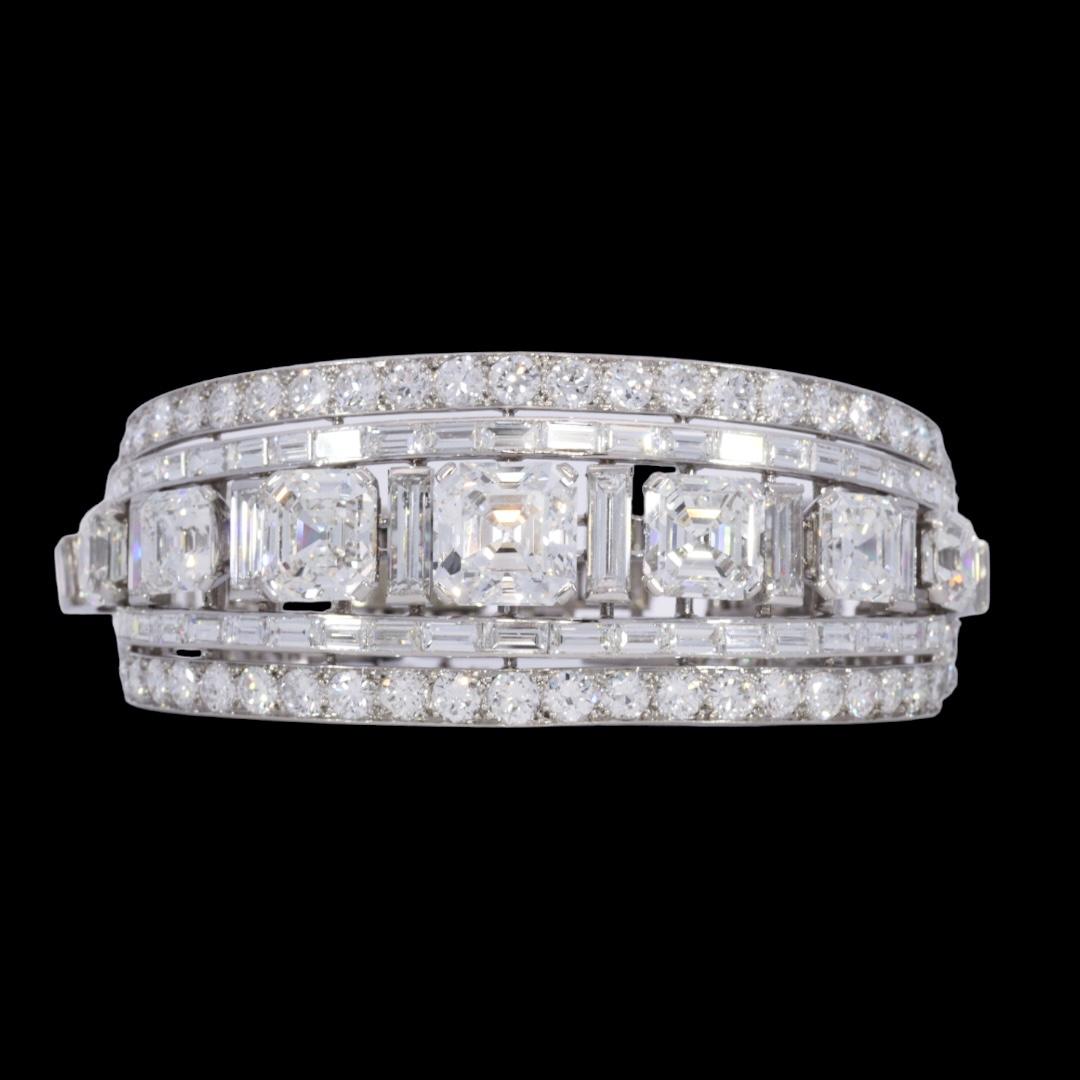 Bracelet manchette en platine IGI avec diamants taille Ascher de 31,5 carats de H.M.Qaboos Bin Said en vente 1