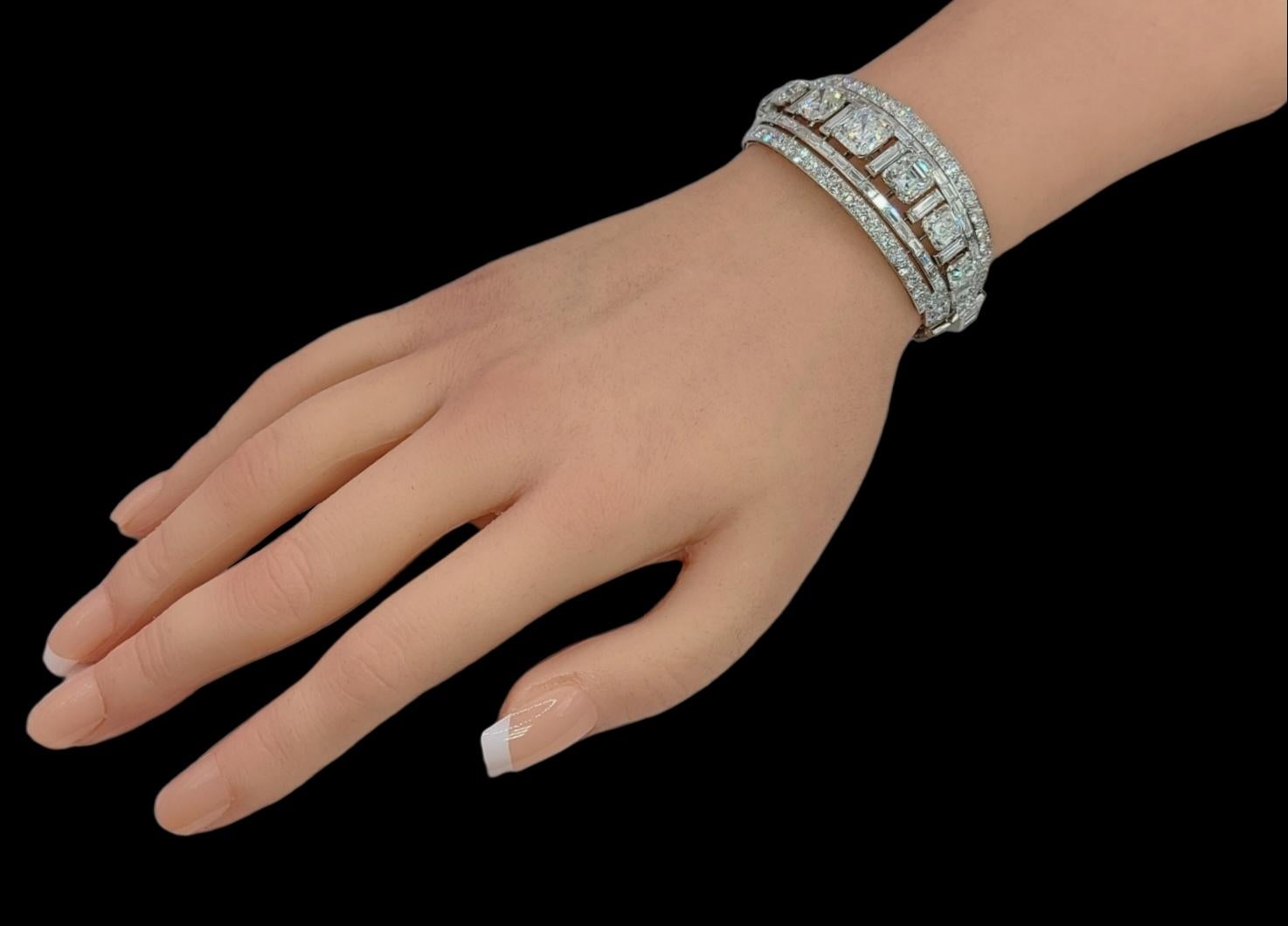 Manschettenarmband aus Platin mit 31,5 Karat Diamanten im Ascher-Schliff von H.M.Qaboos Bin Said im Angebot 2