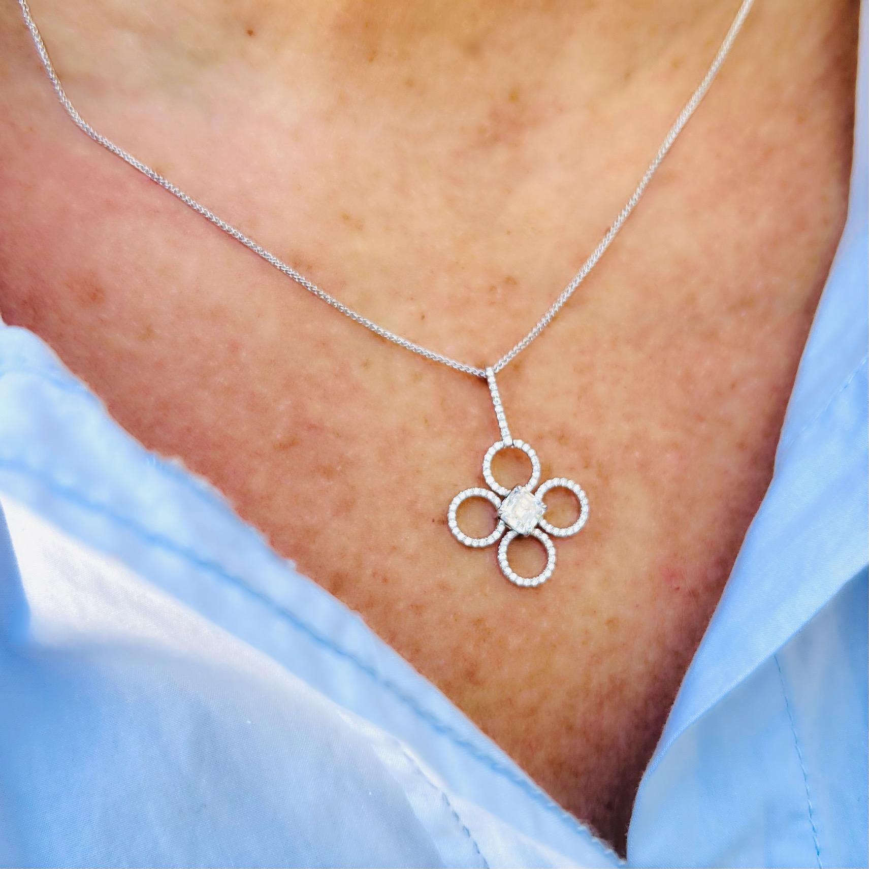 Dal cuore di New York City arriva questa squisita collana con ciondolo e trifoglio in platino di Daniel K. che mette in mostra l'incredibile maestria artigianale e la raffinata lavorazione a micropavimenti per cui il designer è noto. Al centro di