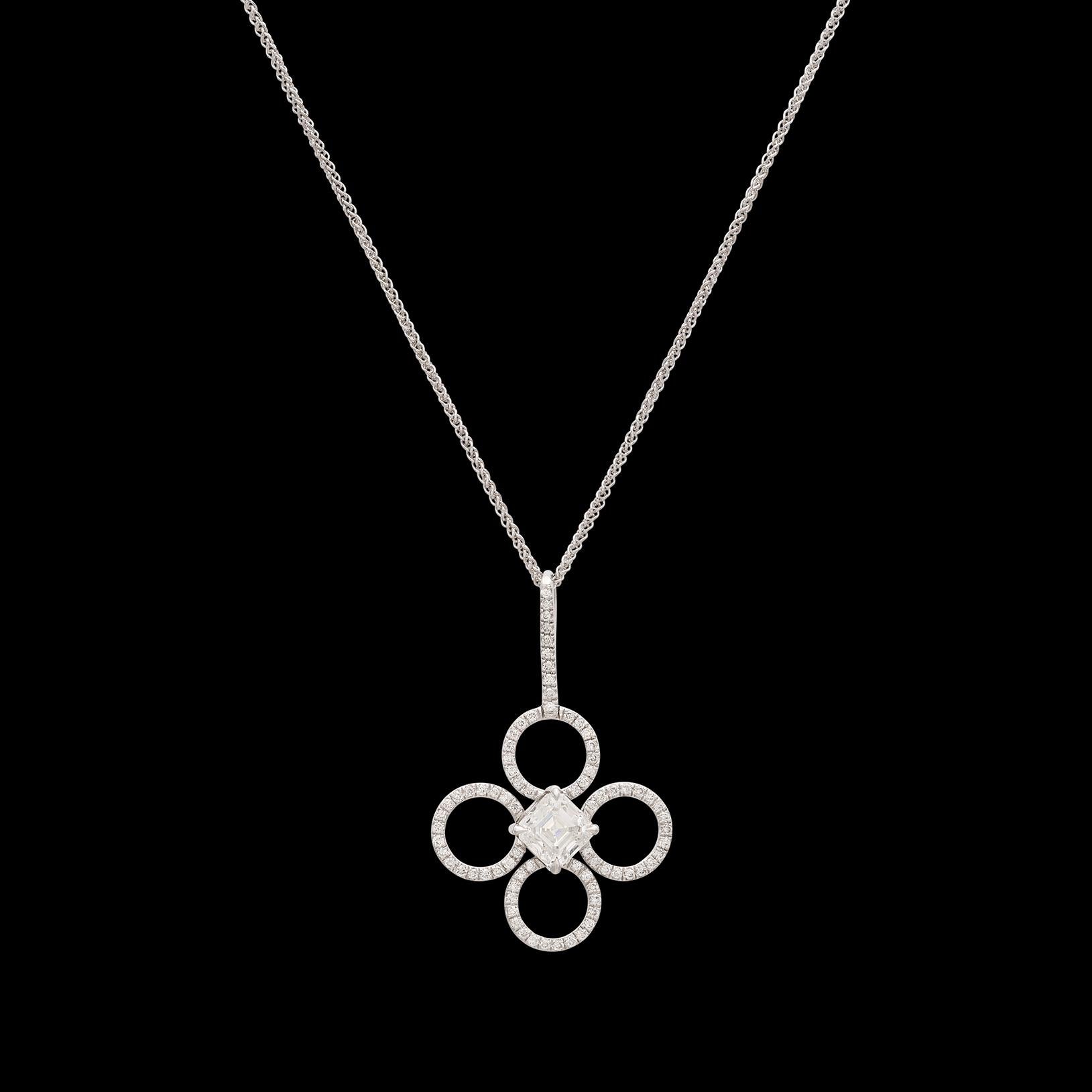 Donna Ciondolo a forma di trifoglio con diamante taglio Asscher in platino di Daniel K. in vendita