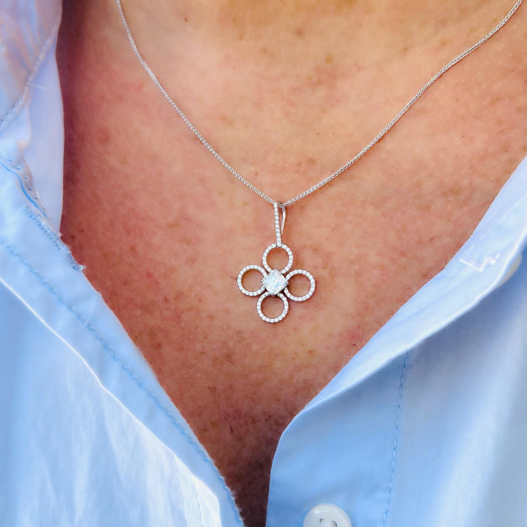 Ciondolo a forma di trifoglio con diamante taglio Asscher in platino di Daniel K. in vendita 1