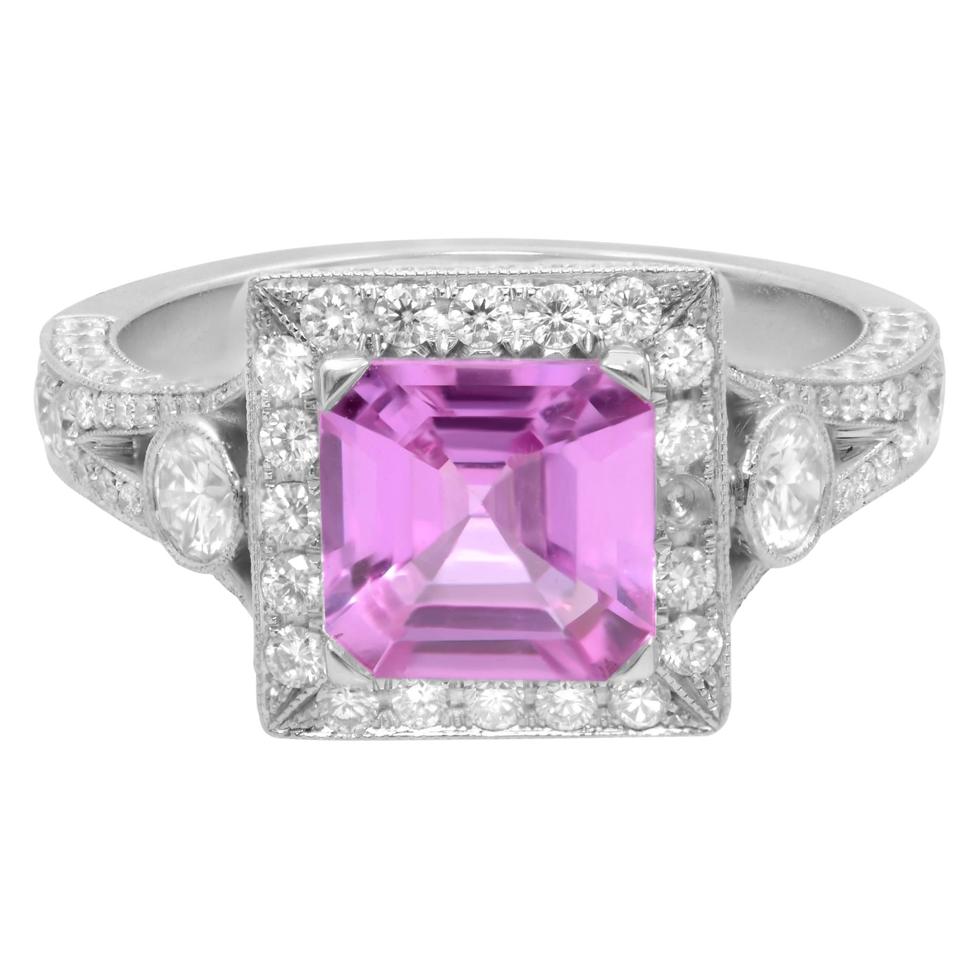 Verlobungsring aus Platin mit 1,53 Karat rosa Saphir im Asscher-Schliff und Diamant-Halo