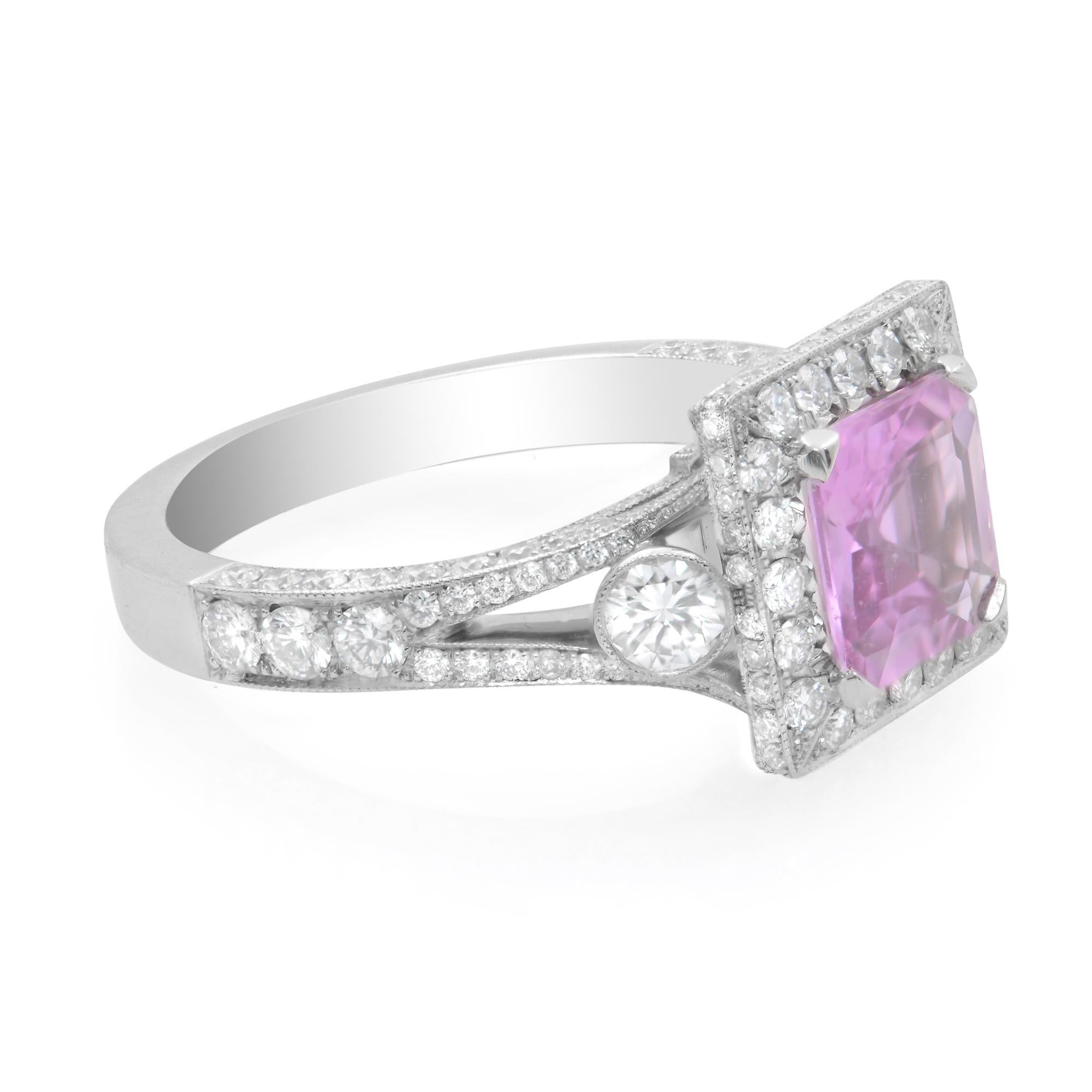 Verlobungsring aus Platin mit 1,53 Karat rosa Saphir im Asscher-Schliff und Diamant-Halo (Moderne) im Angebot