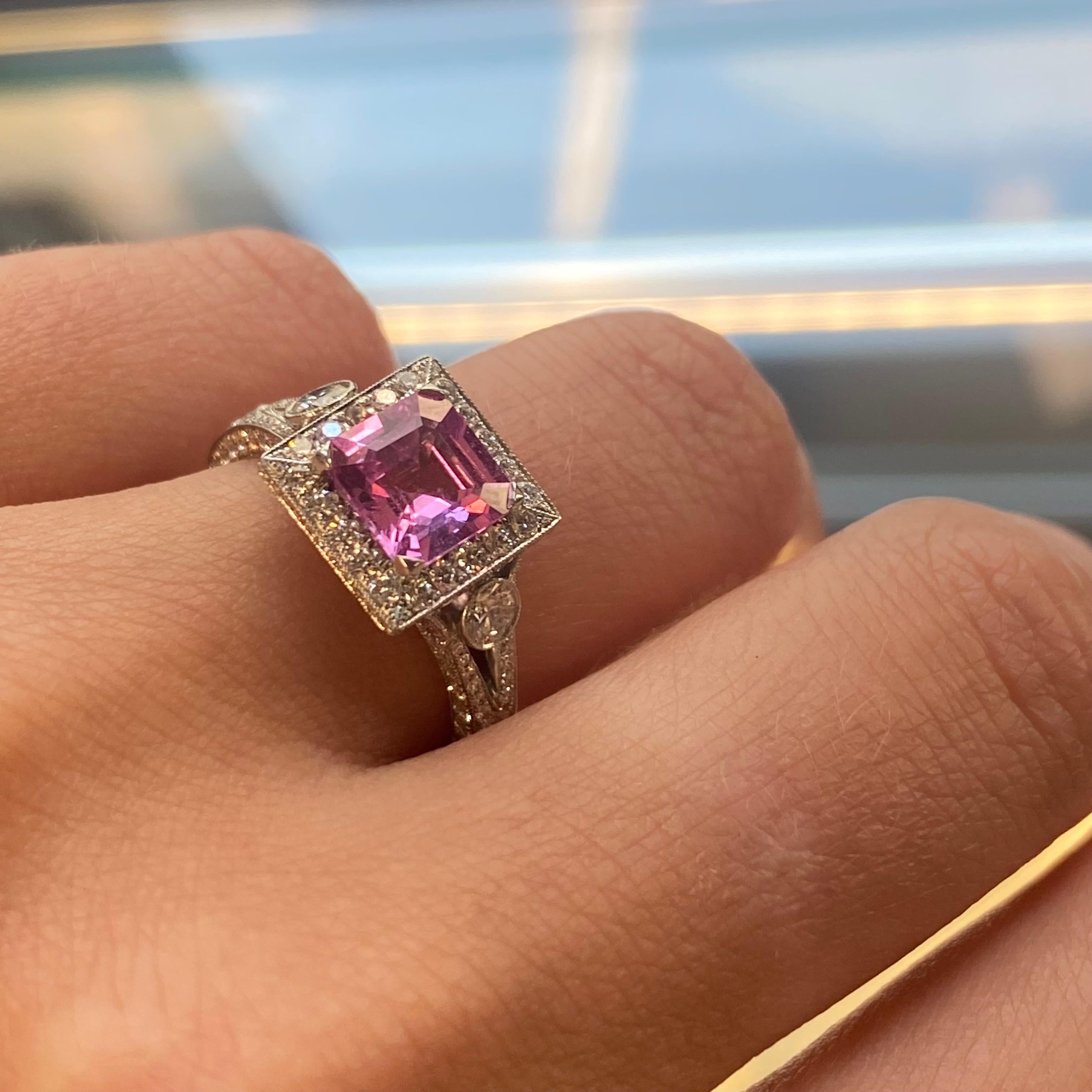 Verlobungsring aus Platin mit 1,53 Karat rosa Saphir im Asscher-Schliff und Diamant-Halo im Angebot 1