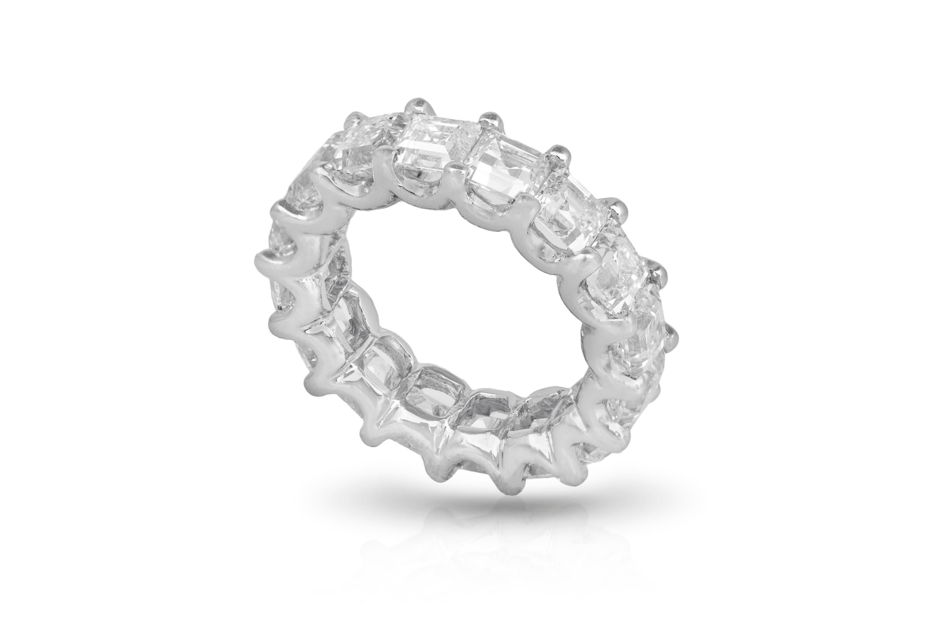 Der Ring ist fein aus Platin gefertigt und mit Diamanten von insgesamt 7,09 Karat besetzt.