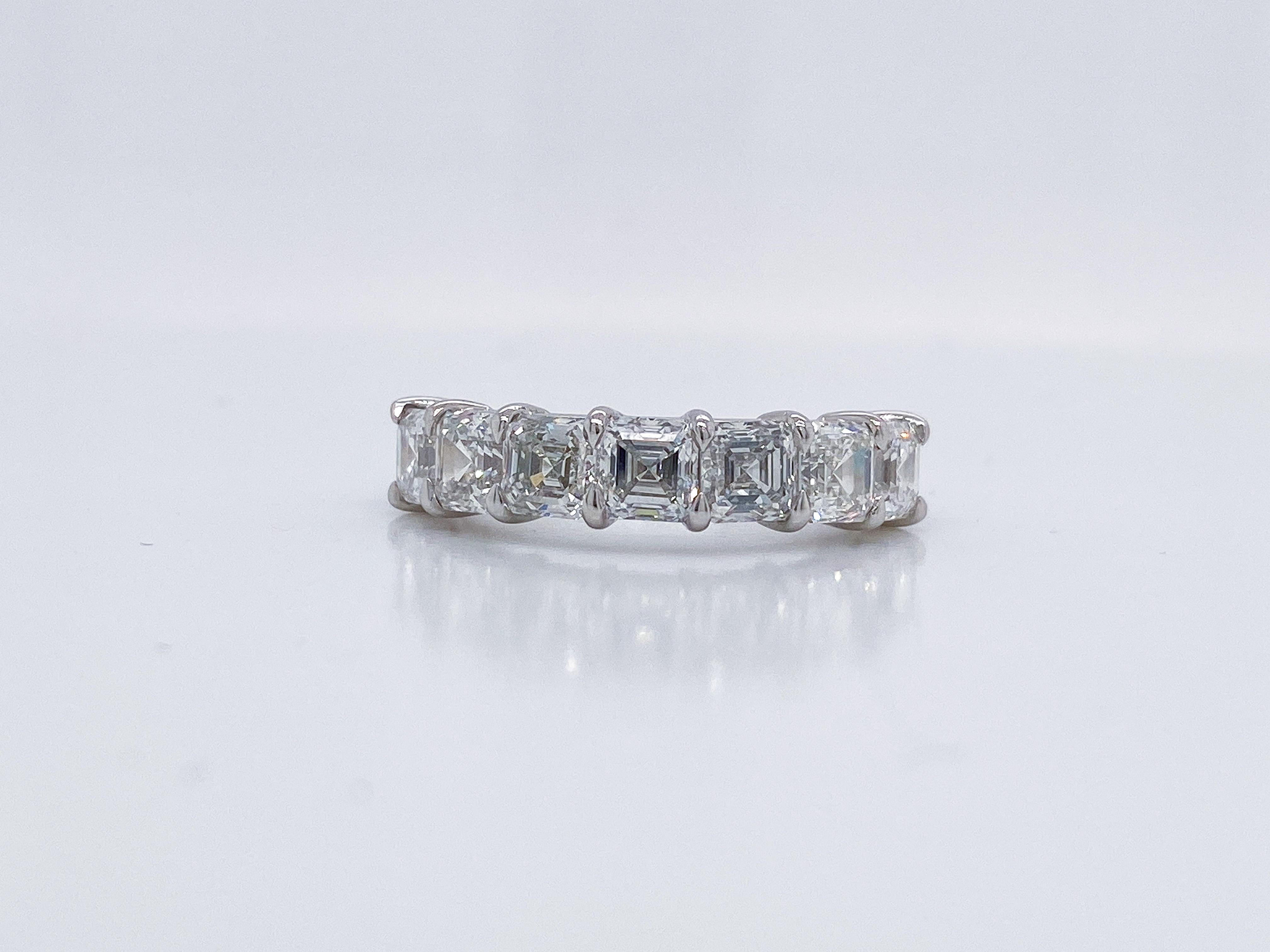 Was könnte klassischer sein als dieses Asscher-Diamant-Jubiläumsband mit 7 Asscher-Diamanten und einem Gesamtgewicht von 2,75 Karat. Diese Diamanten haben die Farbe G und die Reinheit VS und sind in einer Platinfassung in Fingergröße 6,5 gefasst.