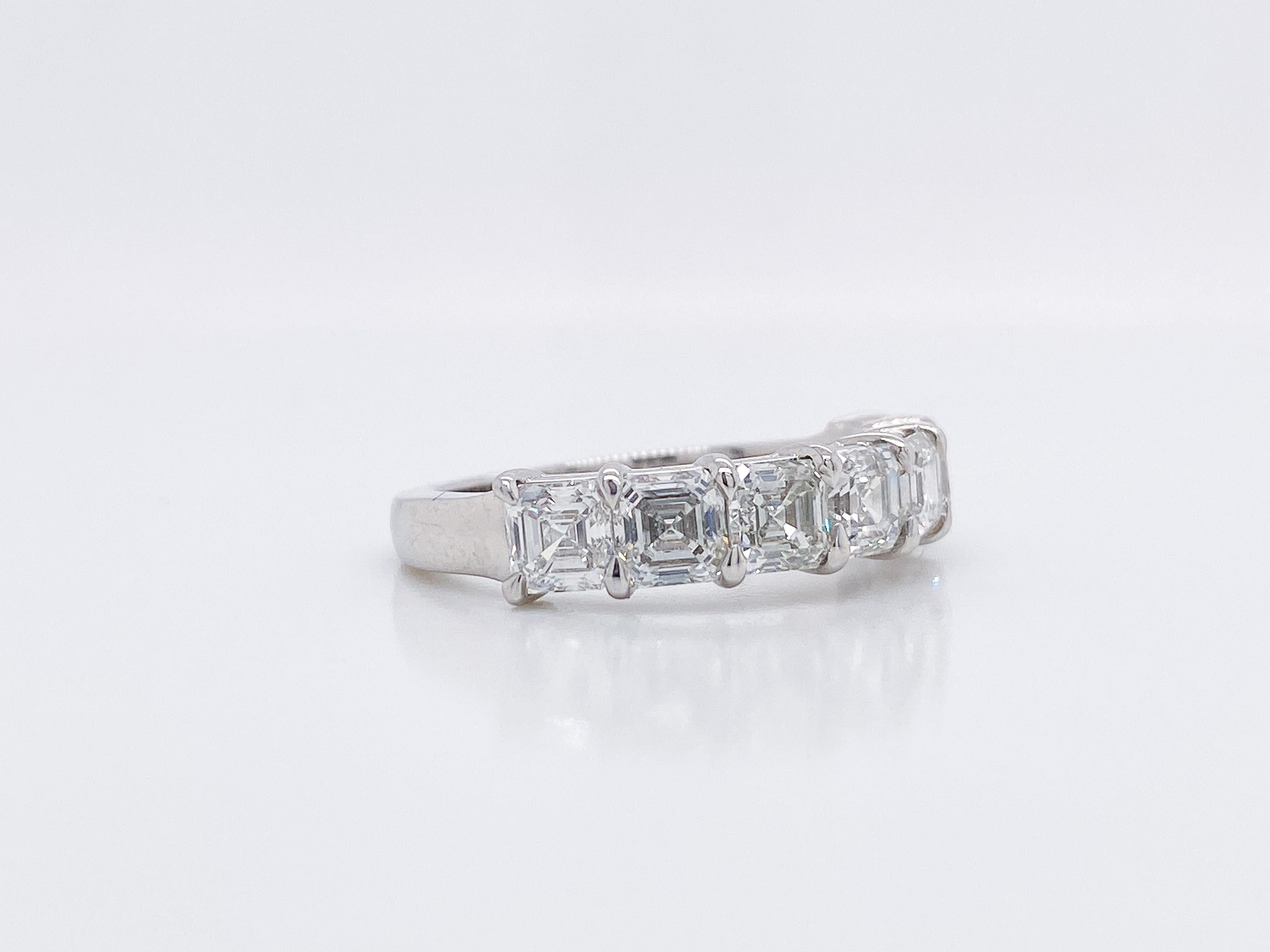 Platin Asscher Jahrestag-Ring mit Diamanten  im Zustand „Neu“ im Angebot in Cedarhurst, NY